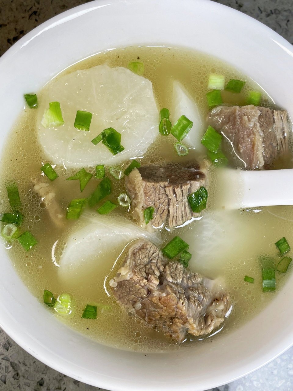 汤水鲜甜好喝,牛肉炖得巨软烂,白萝卜清爽可口,简单又快手,全家都爱