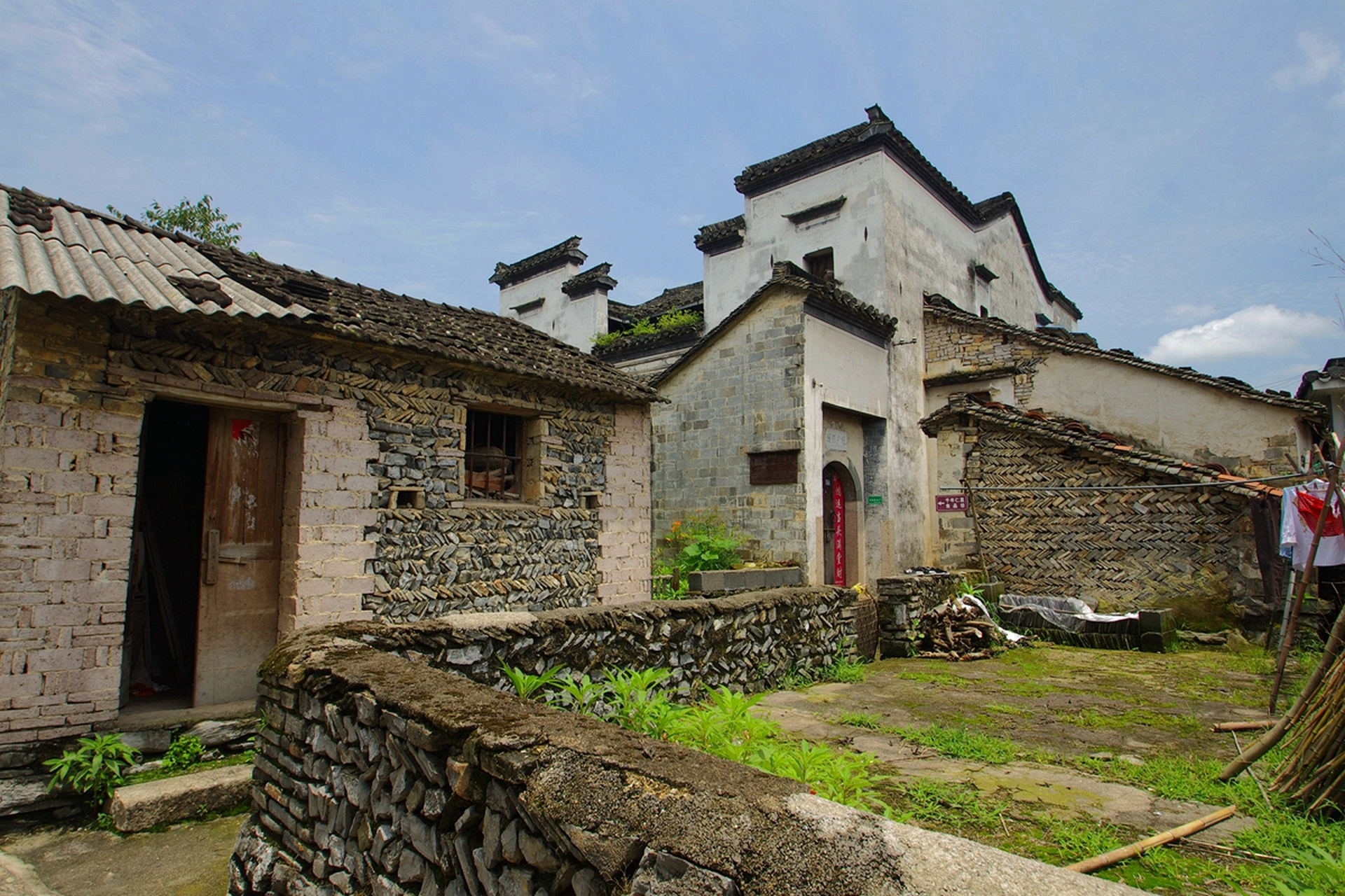 仁里古镇位于徽州绩溪,是晚清红顶商人胡雪岩少儿时代的嬉戏和启蒙地