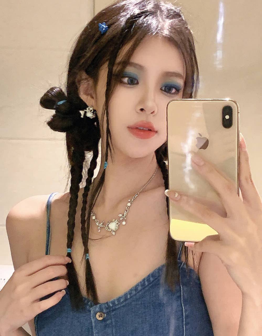 鞠婧祎的牛仔蓝烟熏妆太辣|||鞠姐的审美我服了!