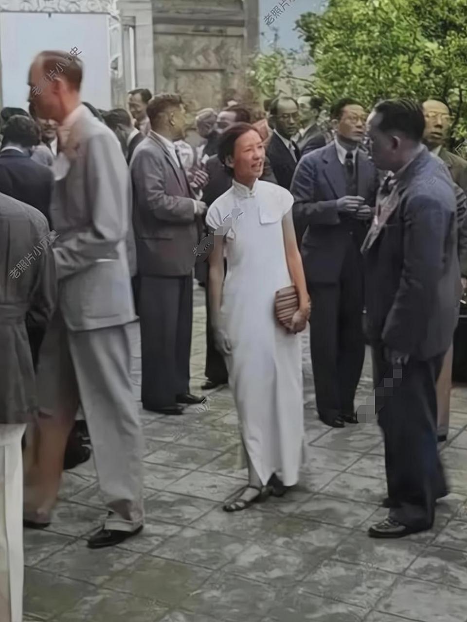 二十世纪三十年代,中年时期的林徽在昆明,身着一袭白色旗袍