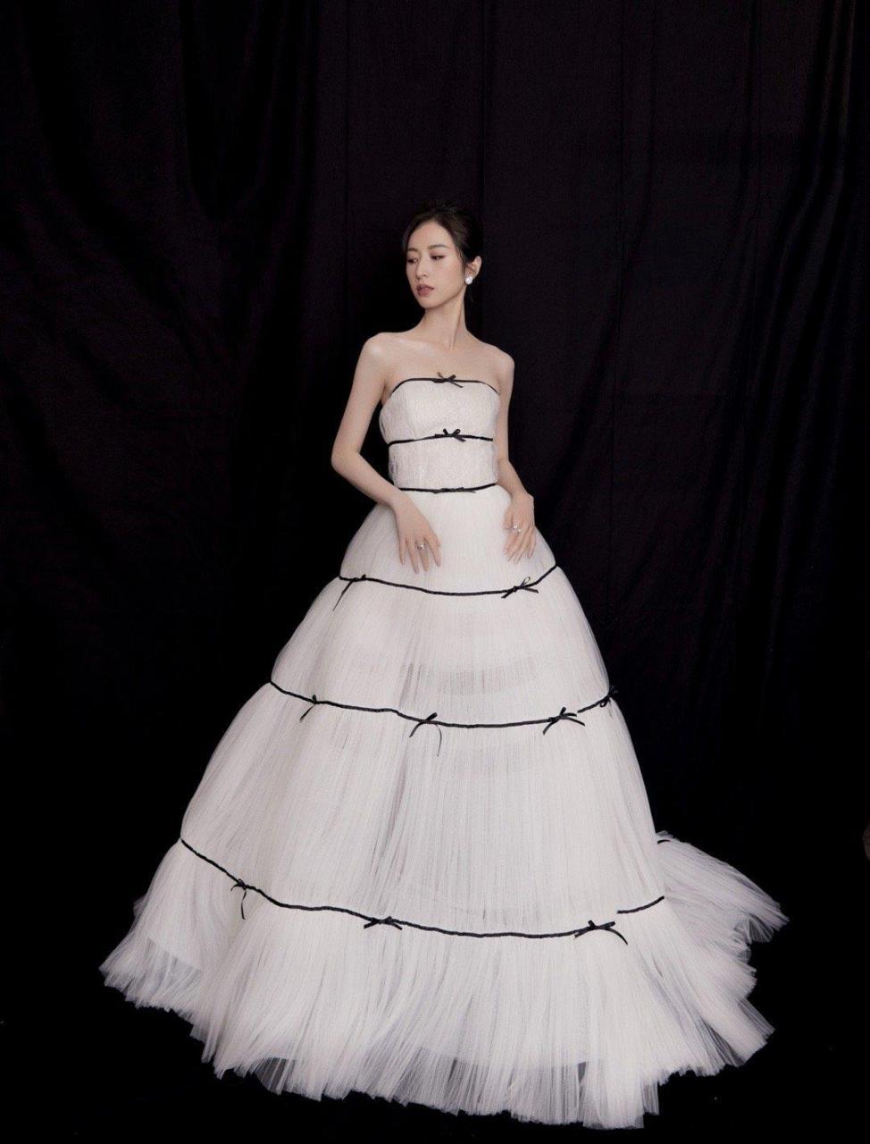 周雨彤出席白玉兰电视节白玉兰绽放颁奖典礼 今日周雨彤出席第27届