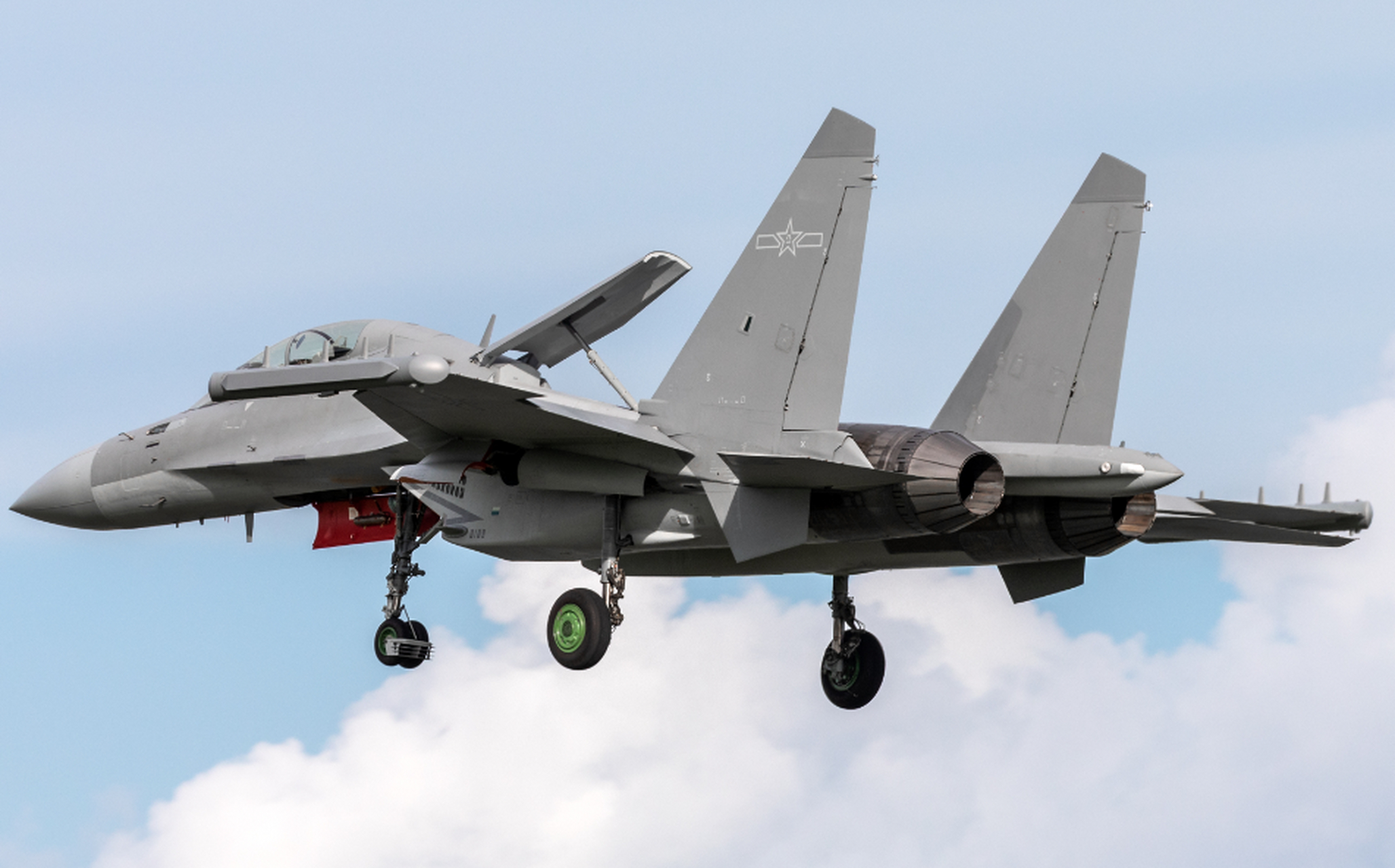 歼16电子战飞机是一款基于歼11战斗机改进而来的多用途战机,其最大