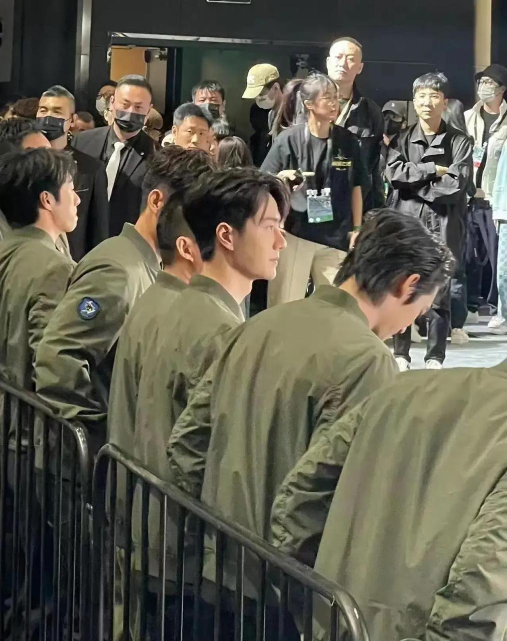 怕一宝被弄丢了[捂脸] #电影长空之# #王一博