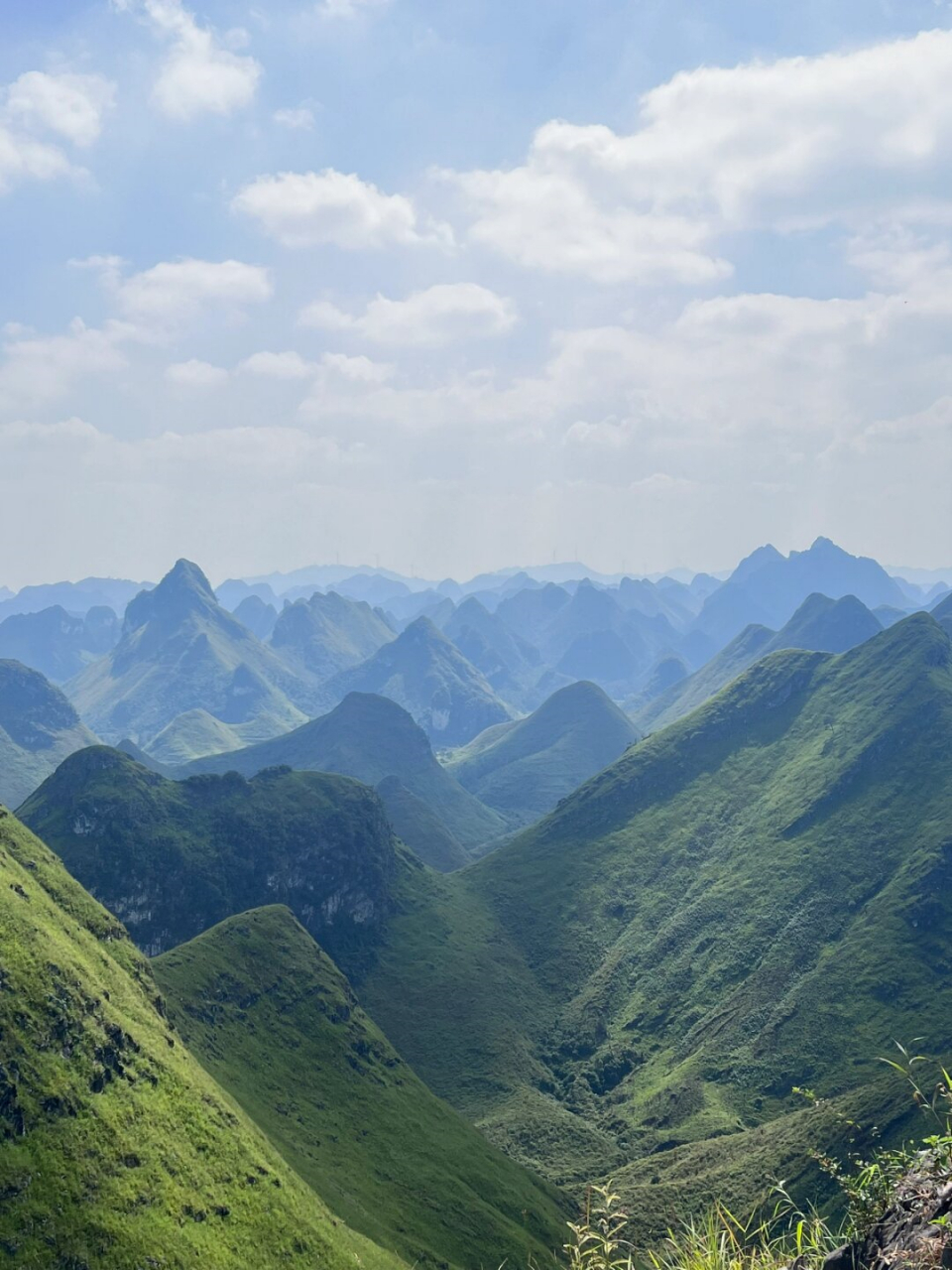 广西的山  这里是广西崇左天等剑龙山,山底下会有村民售卖水和一些小