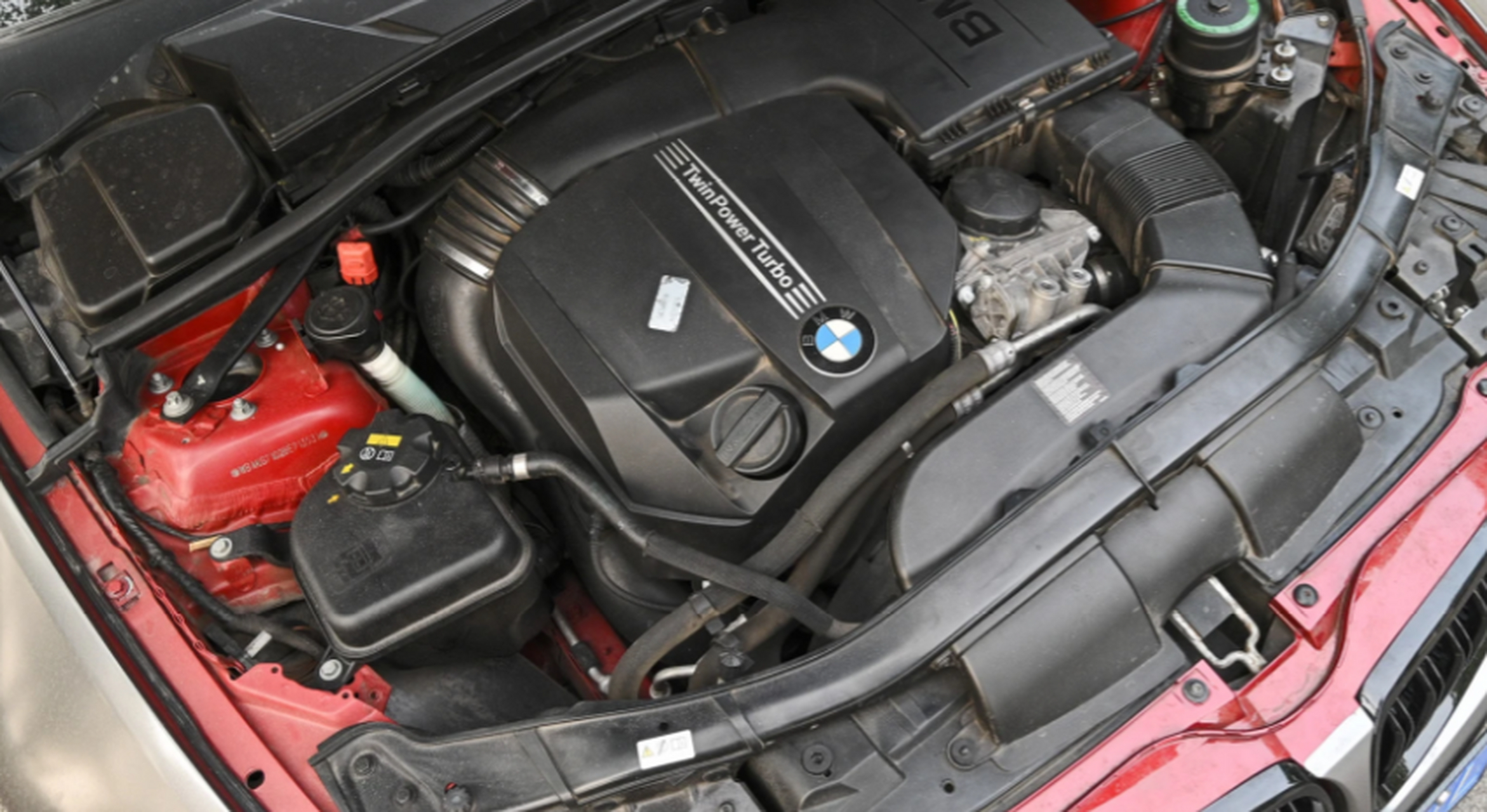 首先是一台经典的,名叫n55b30的3.0t直列6缸涡轮增压发动机.