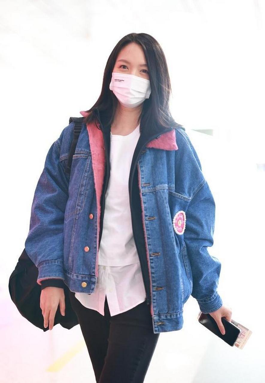 张梓琳牛仔外套搭黑色紧身裤身材高挑 笑脸迎人亲切无比