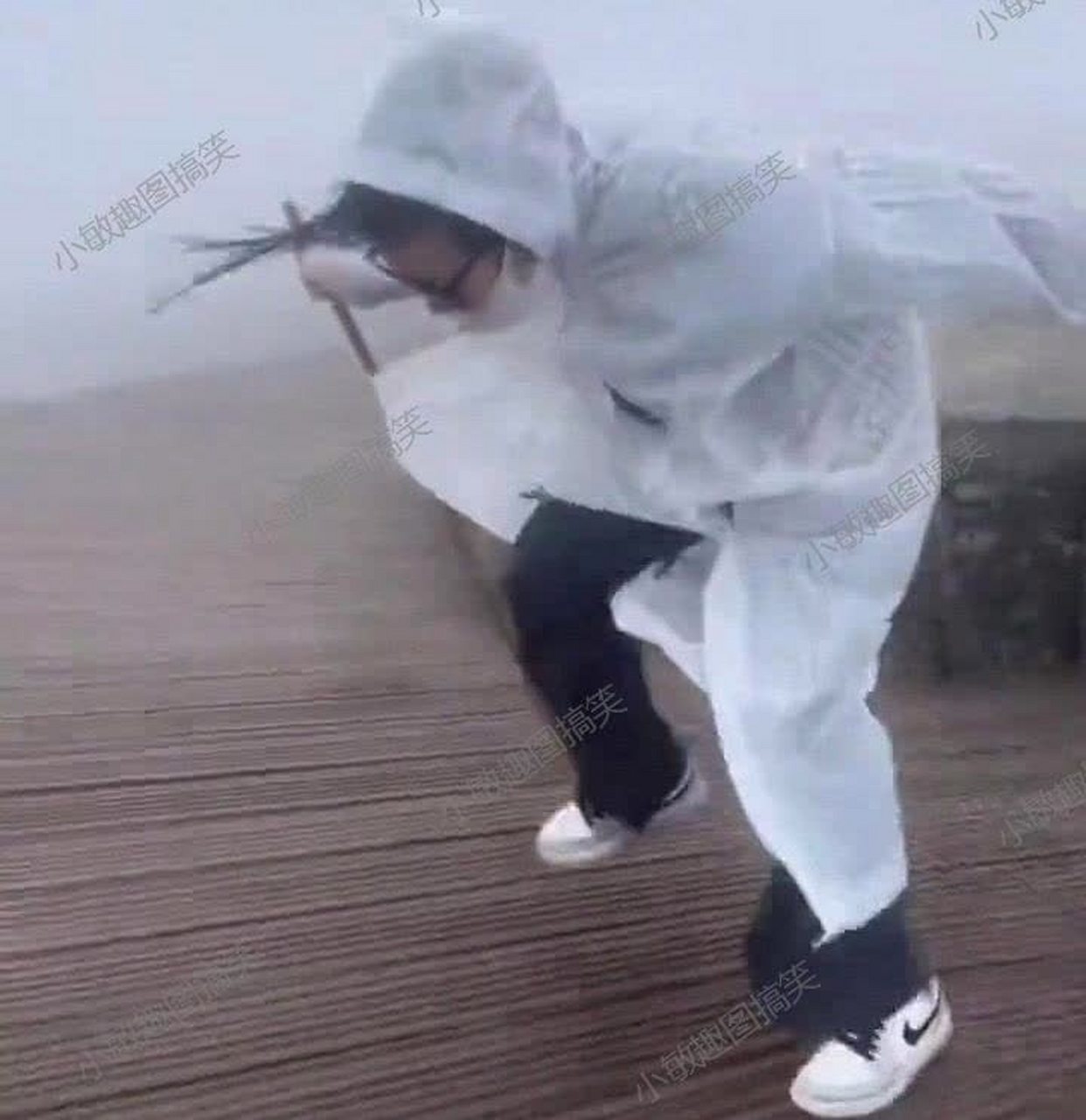 网友:哇,风这么大,小姑娘一不小心就被吹走了!