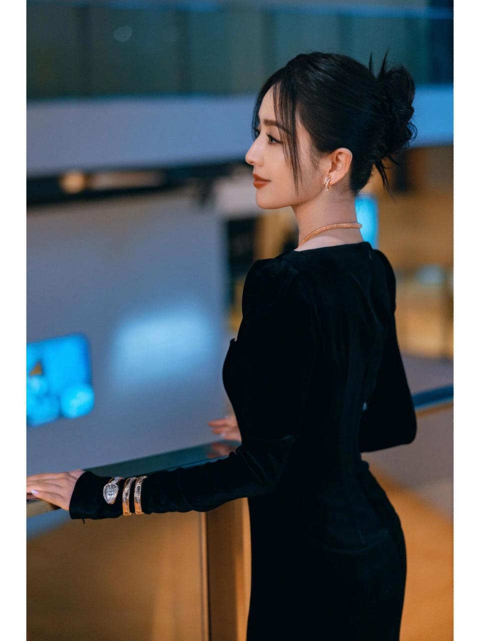 佟丽娅穿搭私服同款 女明星穿搭同款私服 look: 珠宝:宝格丽bvlgari