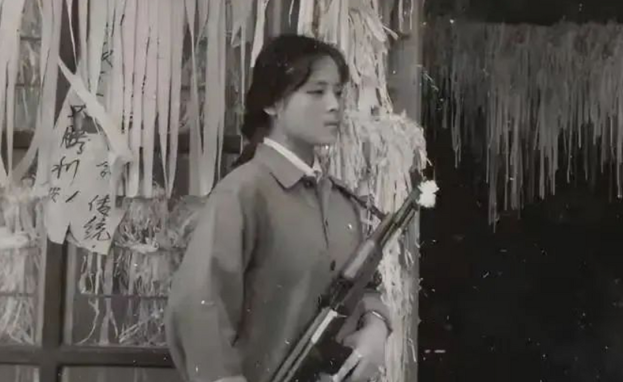 蒋爱珍出生于浙江绍兴,16岁时随哥哥来到新疆参加工作.