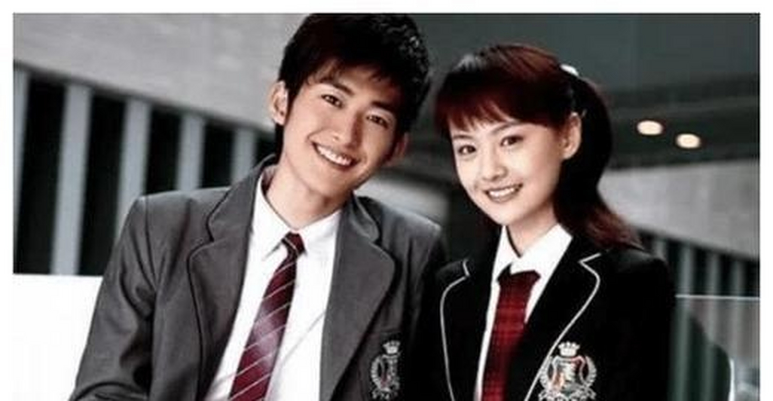 港媒发现,张翰近日在出席某活动时所戴的戒指,与郑爽此前出席活动时戴