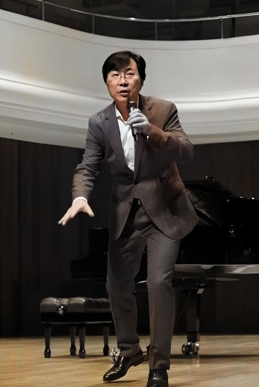 恐怕你不能接受."王嘉说了一句让廖昌永泪流满面的话.