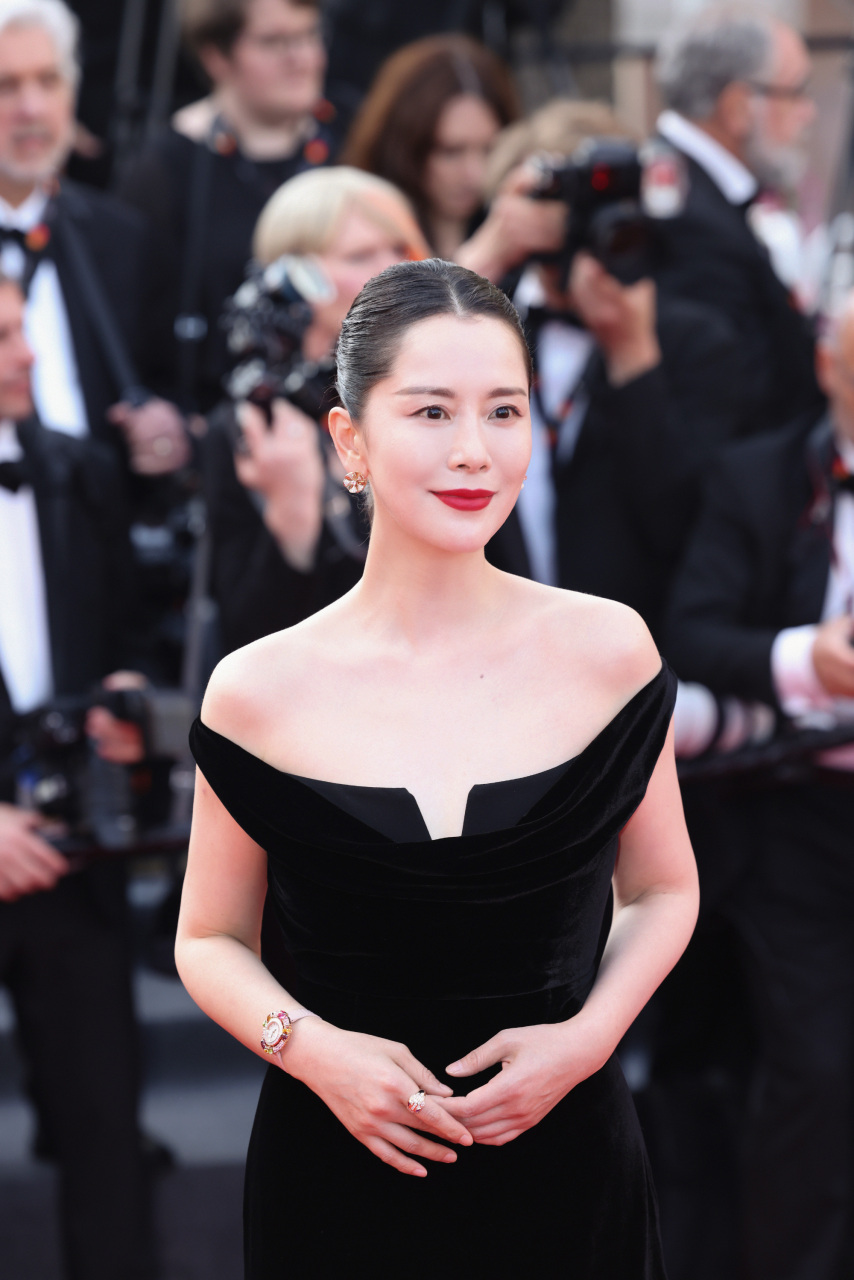 海清亮相戛纳红毯,一身黑色露肩丝绒长裙,优雅大气,尽显东方美韵.