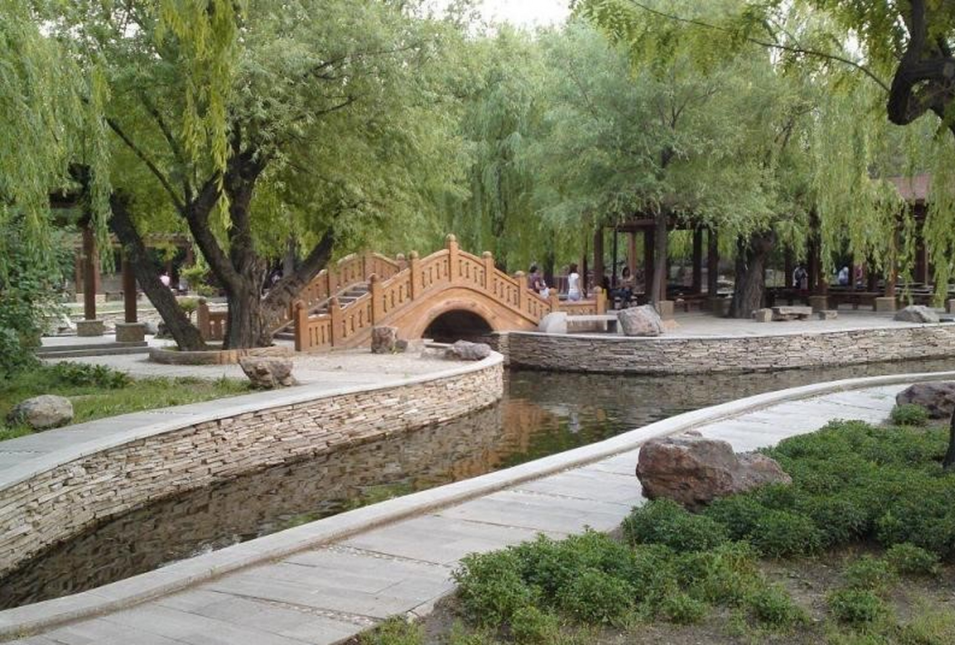 沈阳中山公园里有一座蜂腰桥,一座藕香榭.