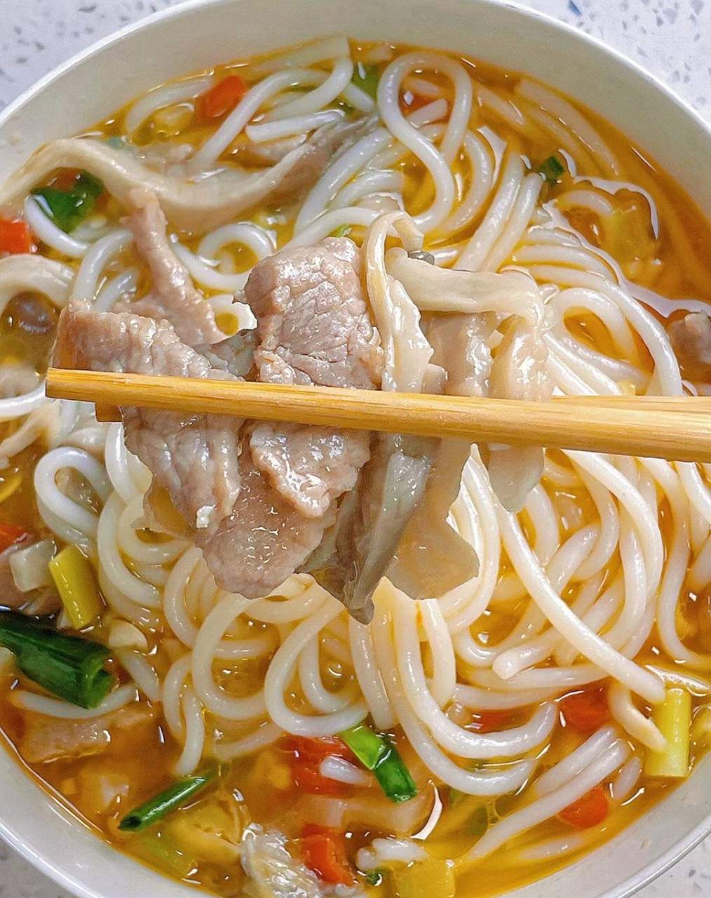 酸辣开胃的泡椒平菇肉片米线～90 91做法: 115瘦肉洗净切片,加