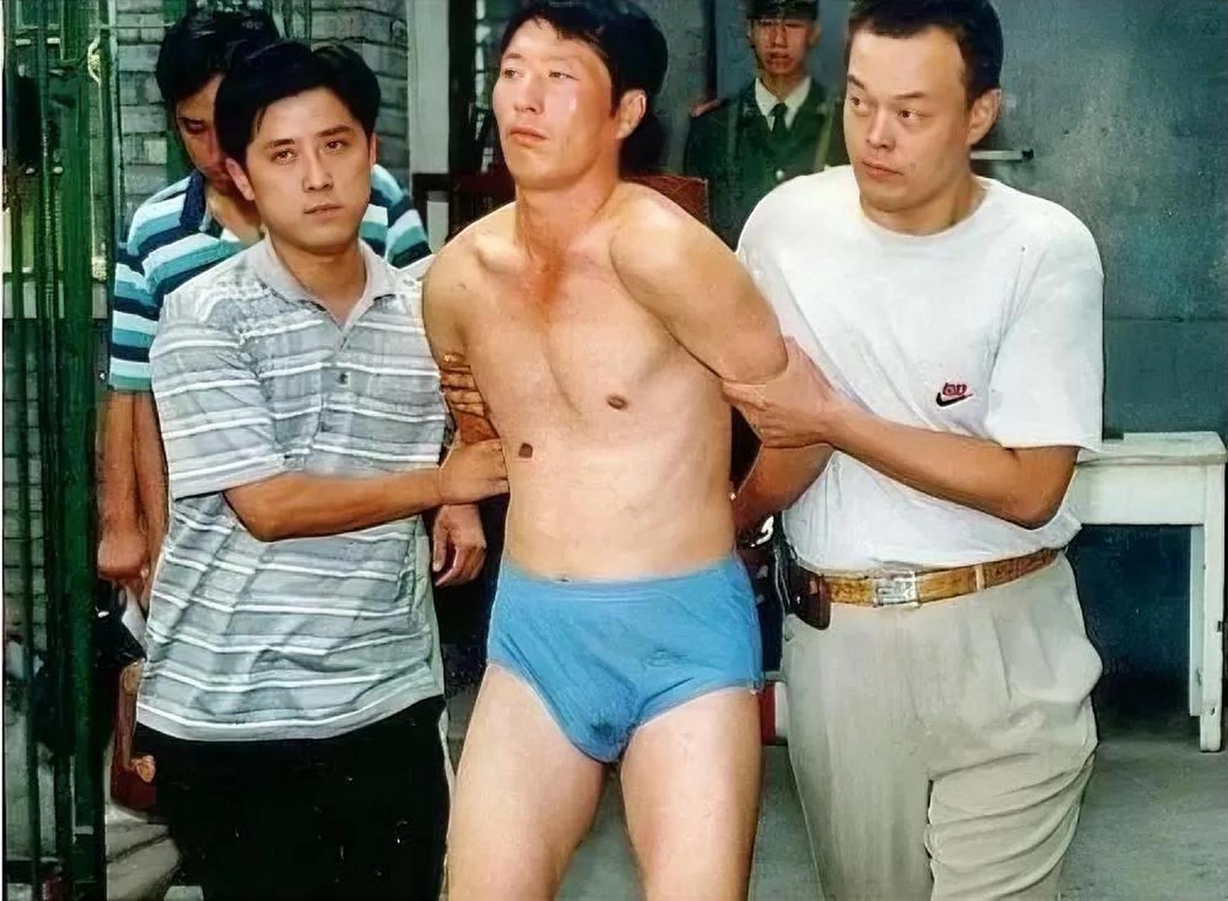 1997年9月,悍匪白宝山在北京家中被抓捕时的情景