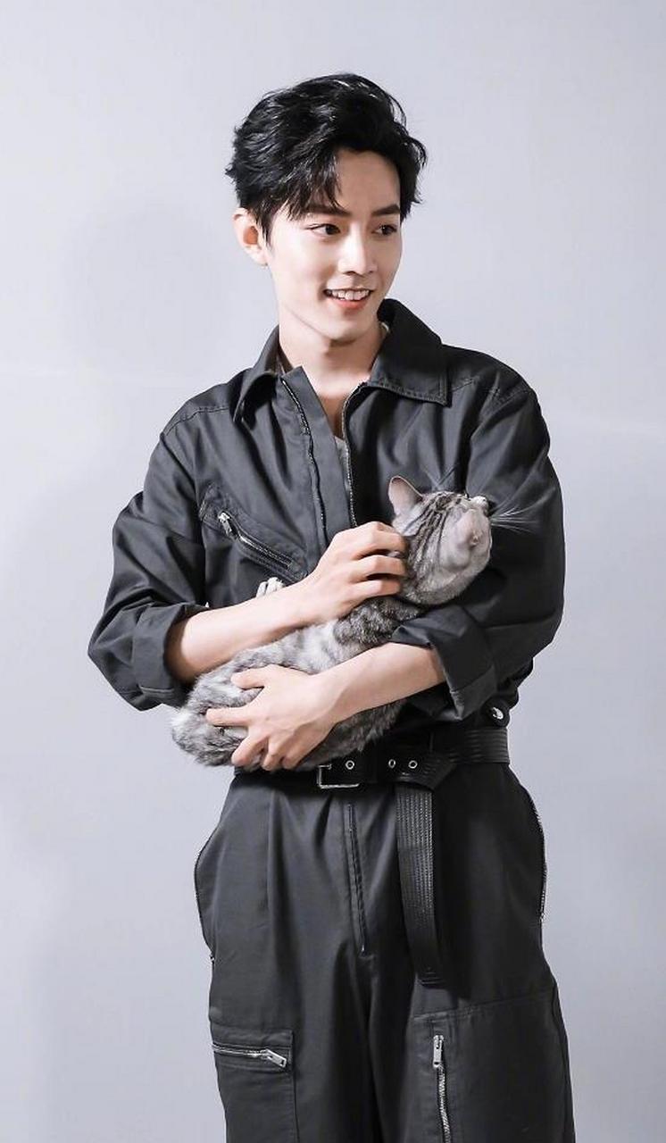 肖战# 抱着猫咪的肖战,好温柔啊.