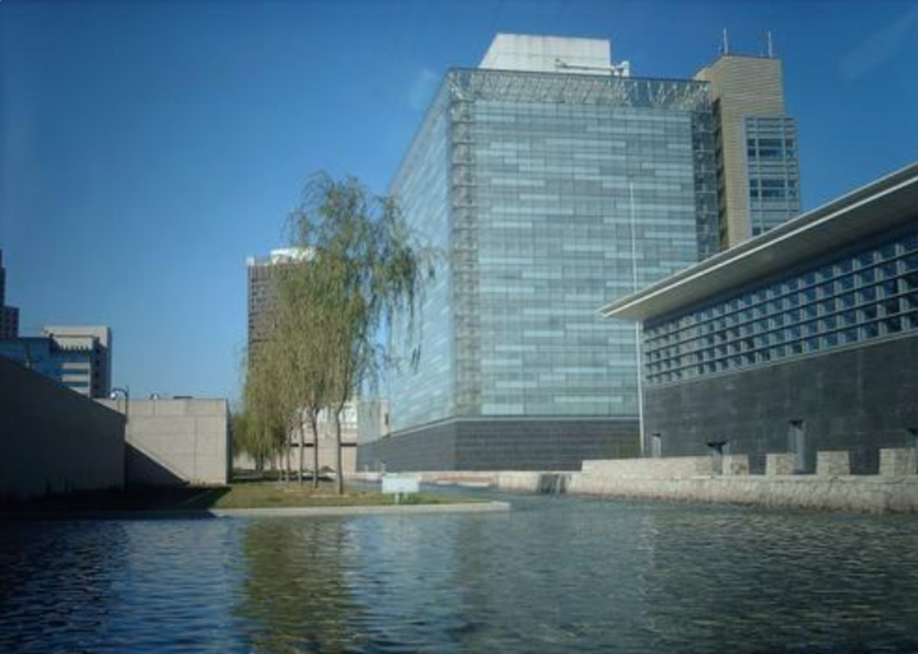 美国驻华大使馆的地址在北京市朝阳区安家楼路,是美国全球使馆规模