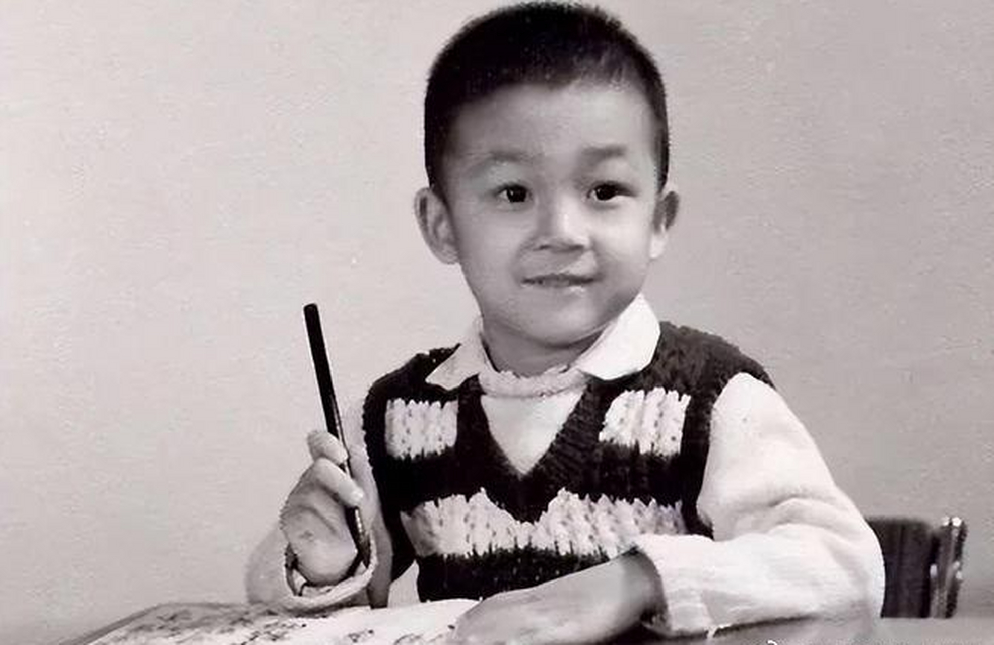 小时候的潘粤明,虽然满脸的稚气,但是掩盖不住优渥的生活和良好的家庭