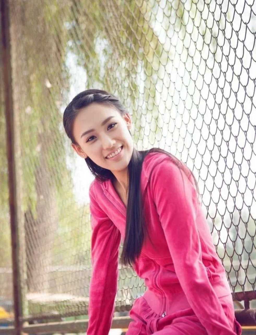 杨子艺人9年前的写真.  照片中王婉中像粉红女郎,纯真脱俗.[?