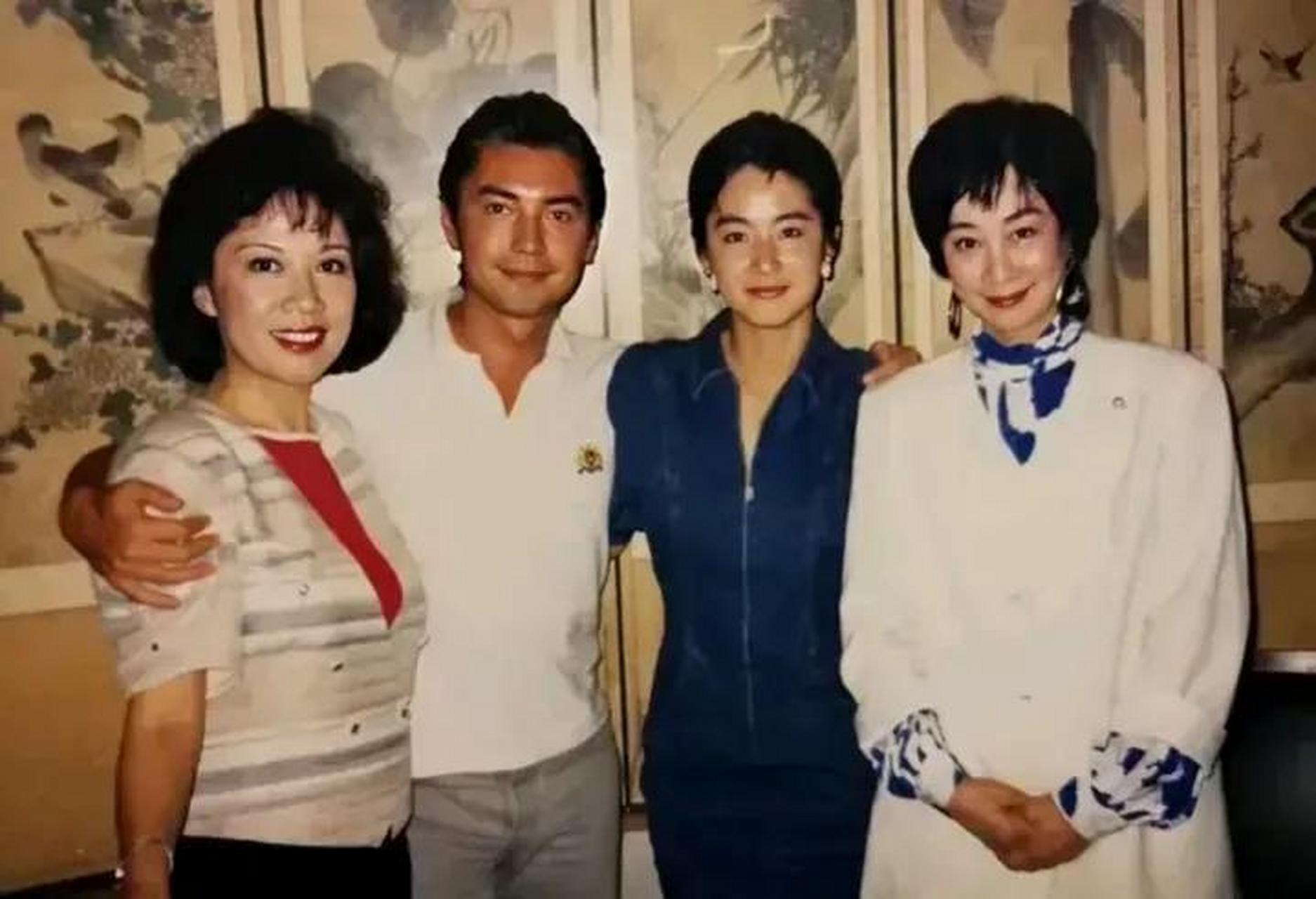 90年代,尊龙,林青霞和两位女演员的合影在网络上热传.