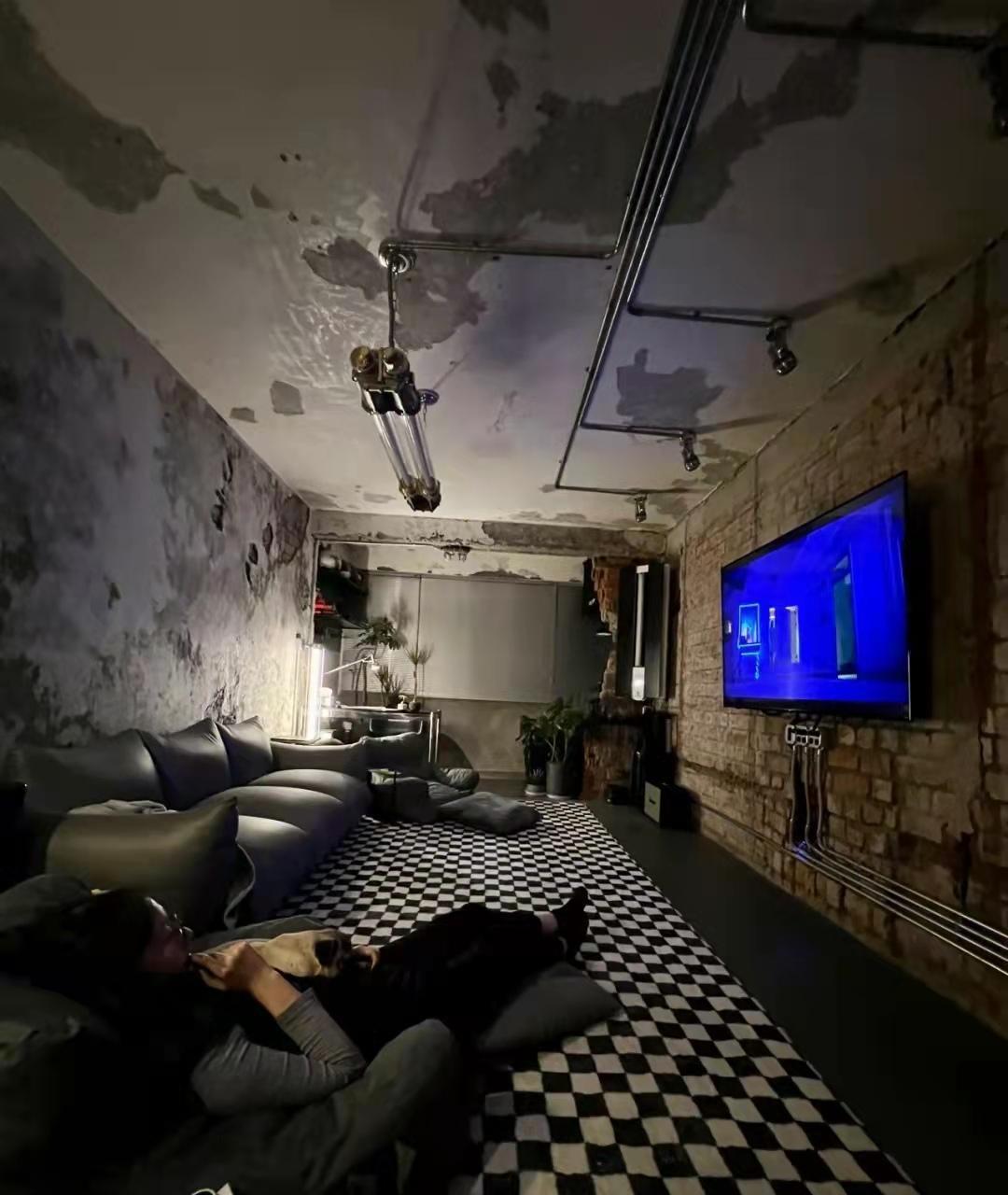 欠一身债,房子也没办法好好装修了,这种叙利亚工业风,也还可?