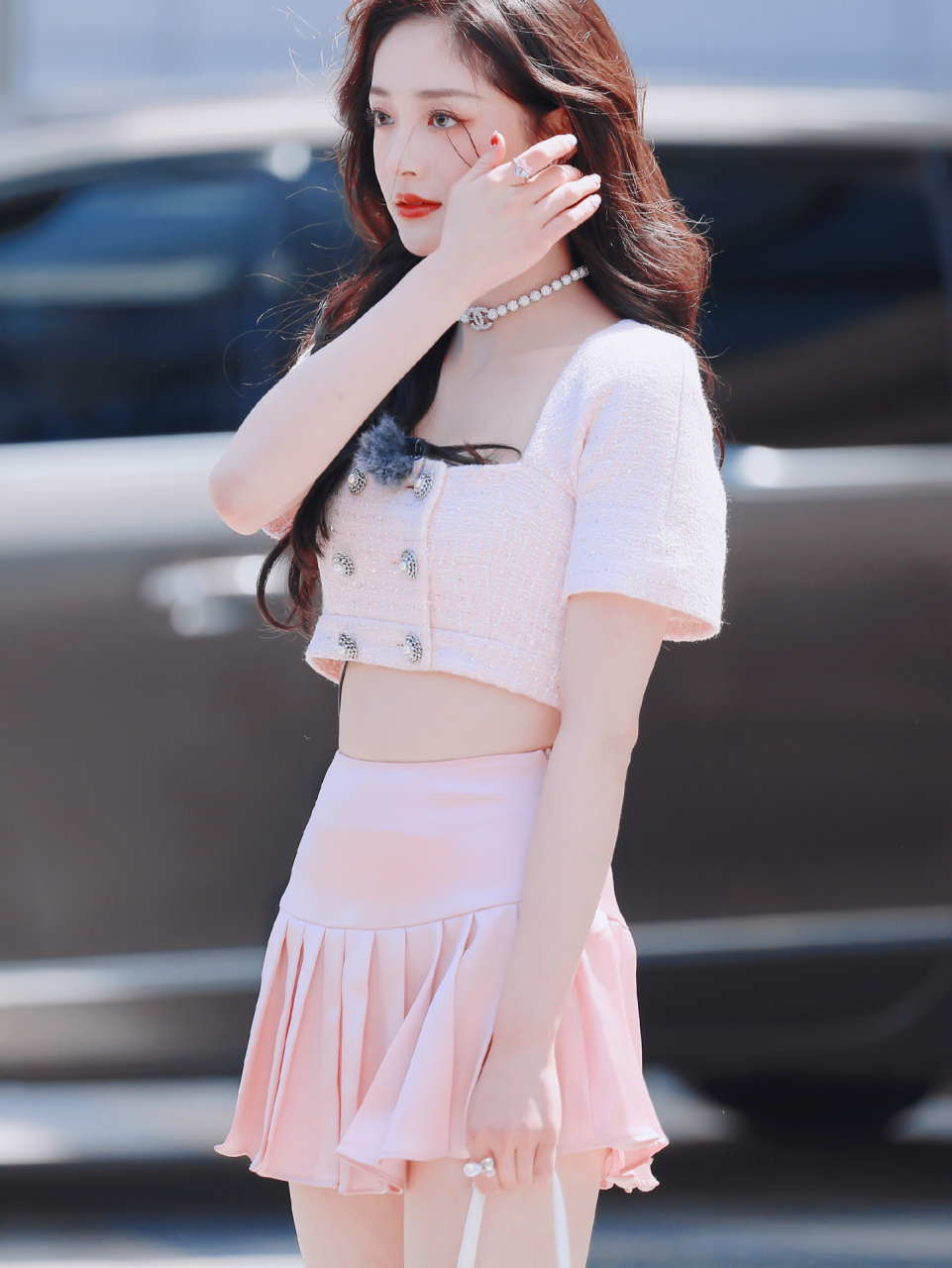 周洁琼节目穿搭 粗花呢短款上衣搭配 同色系百褶裙,尽显好身材