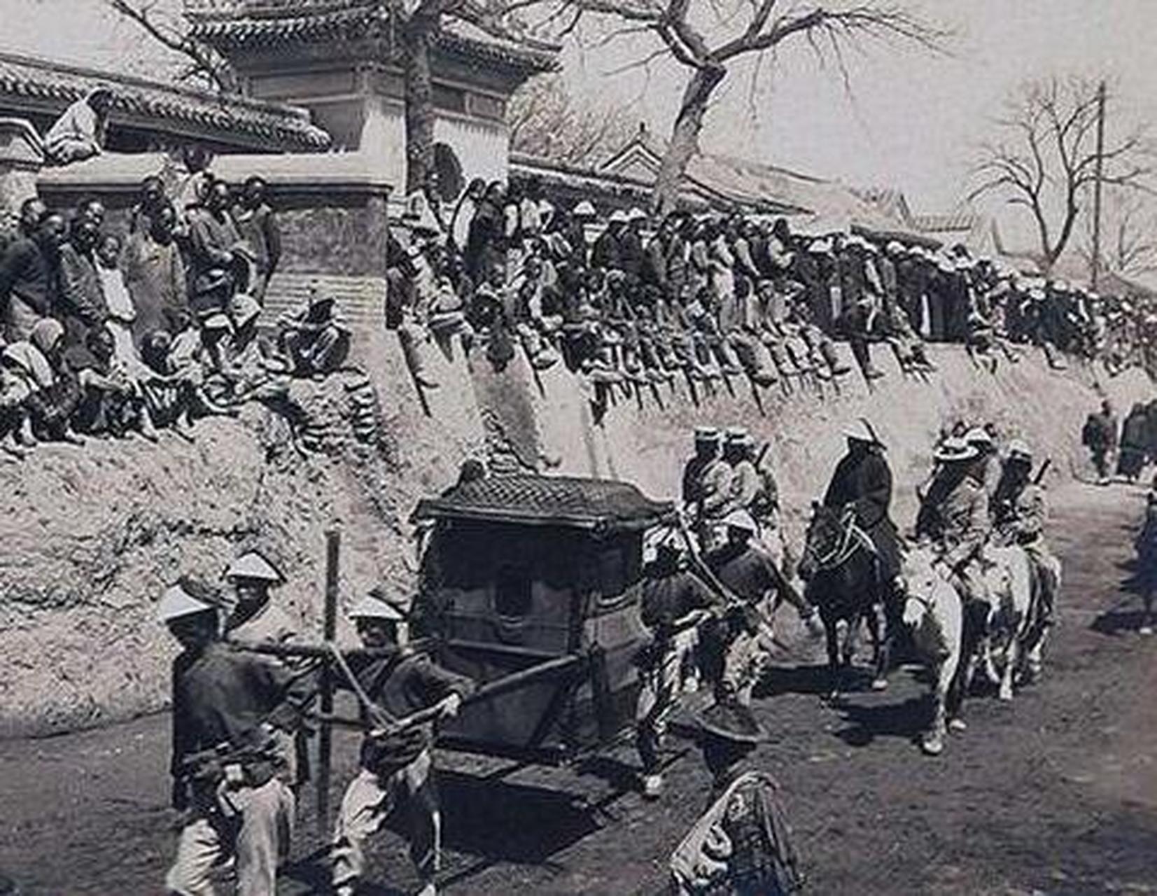 监利县县长袁祥麟1927年的时候坐着轿子来验收新完工的大坝,但是在