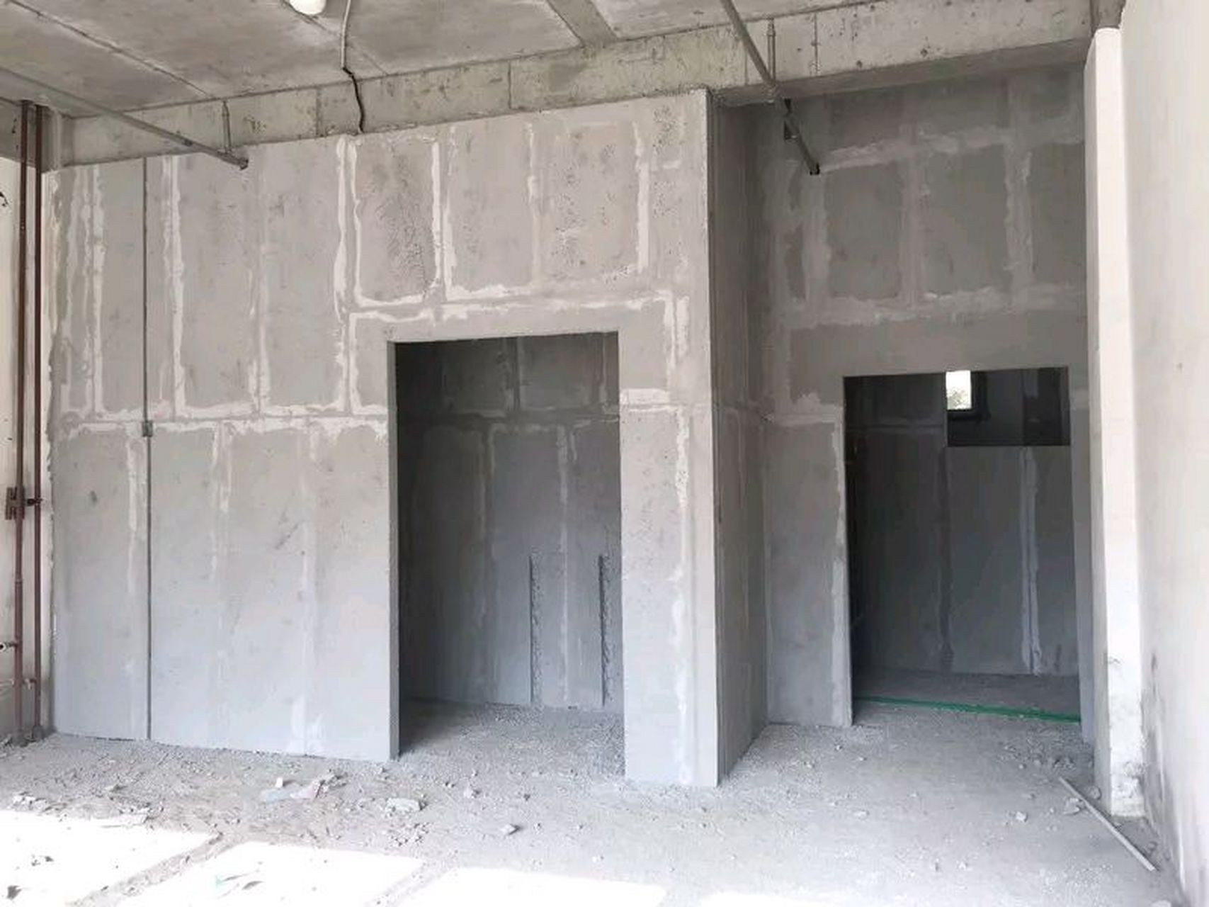 隔墙板是一种创新材料的代表,它主要由聚苯颗粒,发泡水泥和硅酸钙板