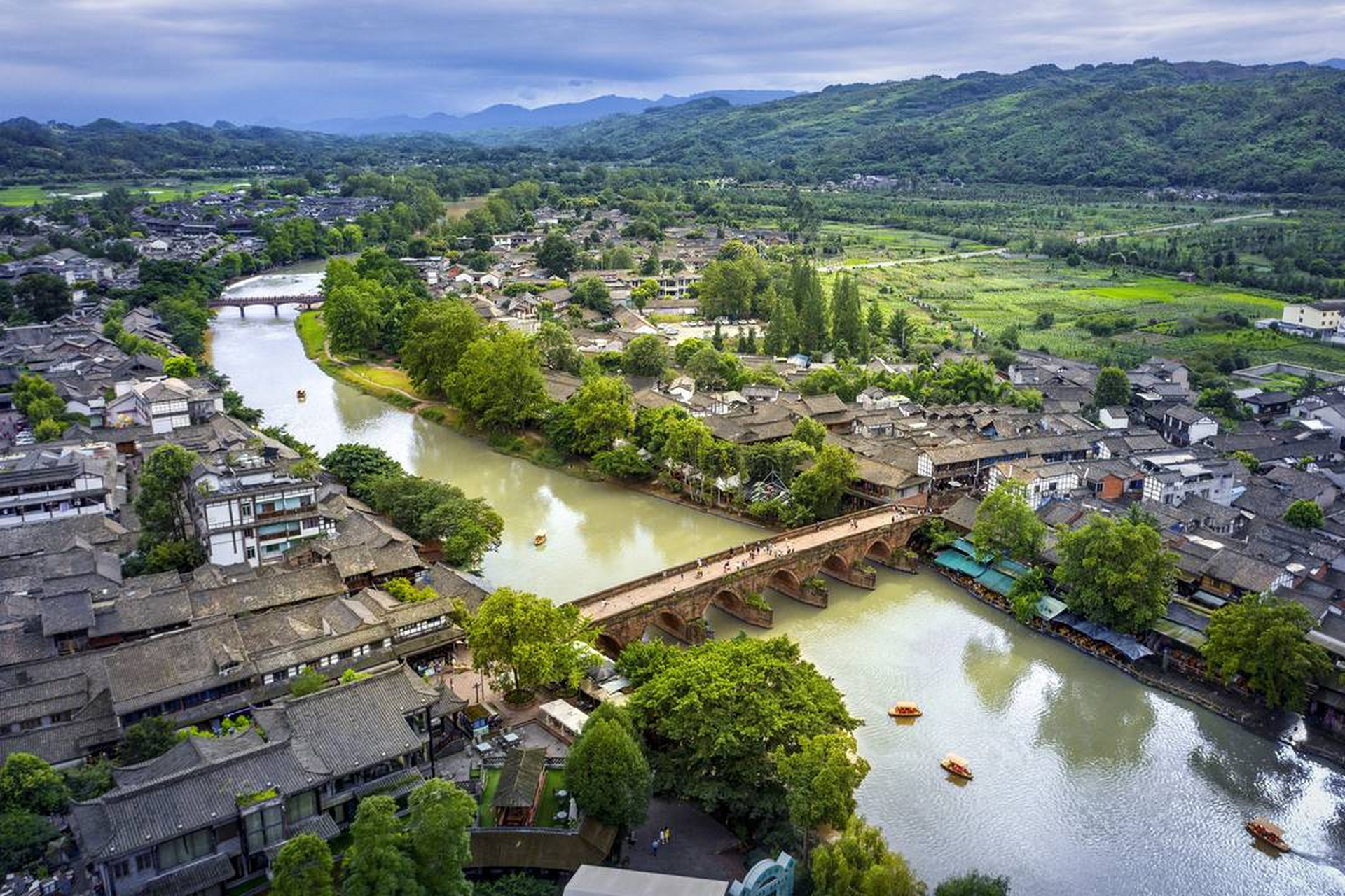 95探秘成都:平乐古镇的千年风情96  大家好,这次的目的地是成都的