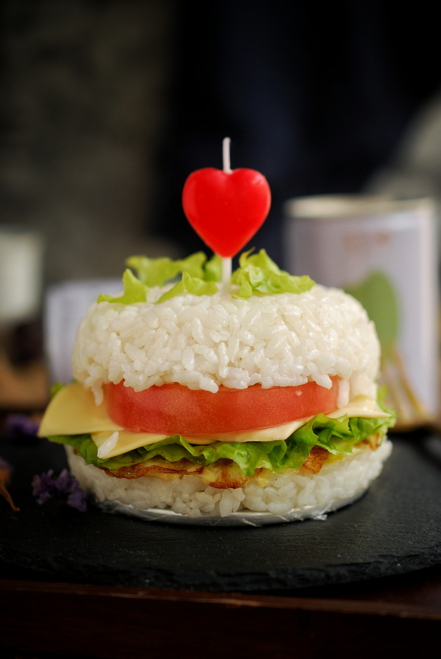 米饭汉堡,你要不要来吃点呢?[开心]