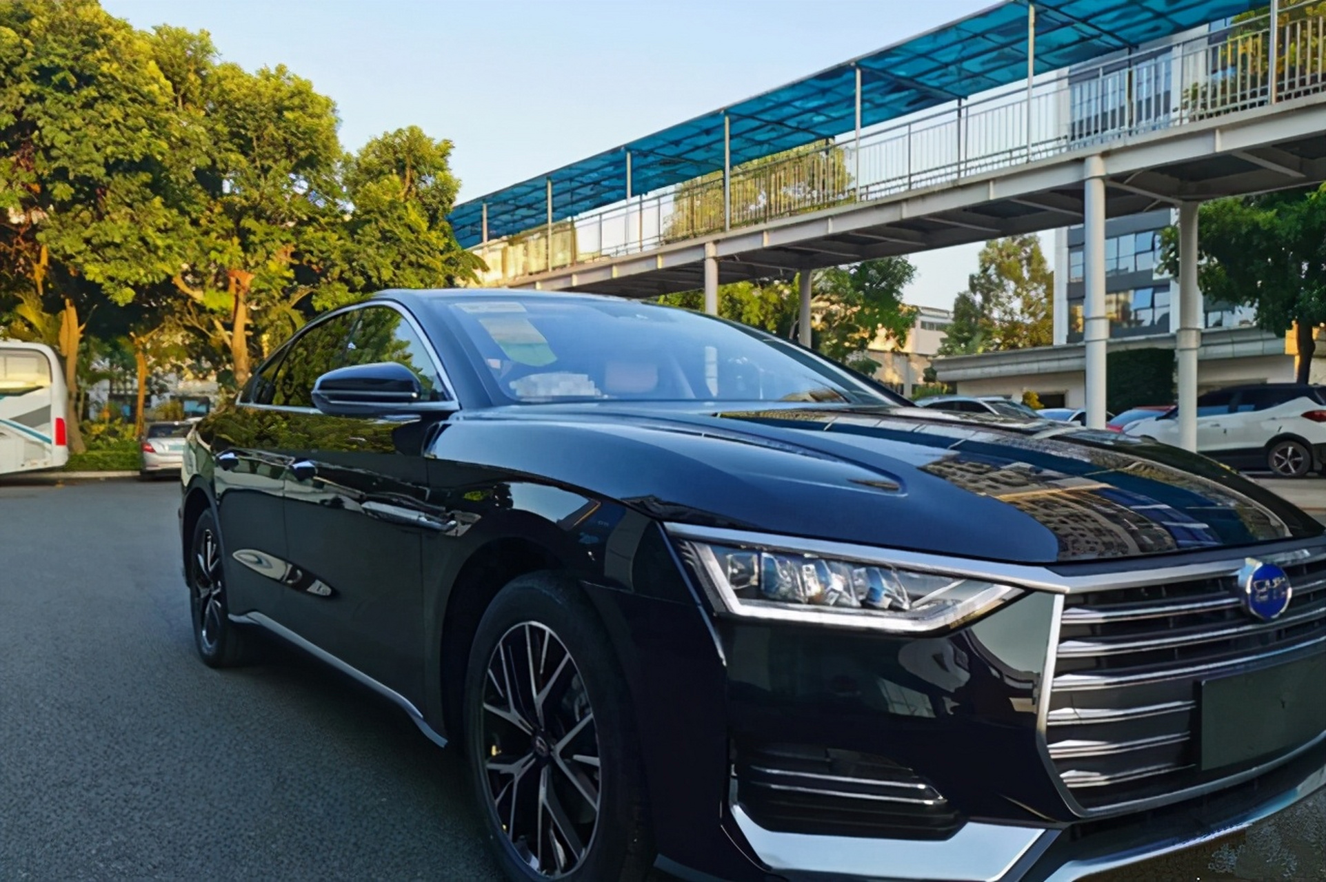 我们从比亚迪官方获悉,旗下中大型纯电动轿车——比亚迪e9正式上市