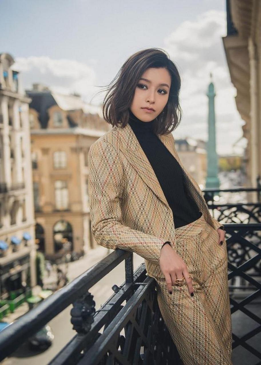 文咏珊身穿格纹西服套装,干练又优雅,高级感十足