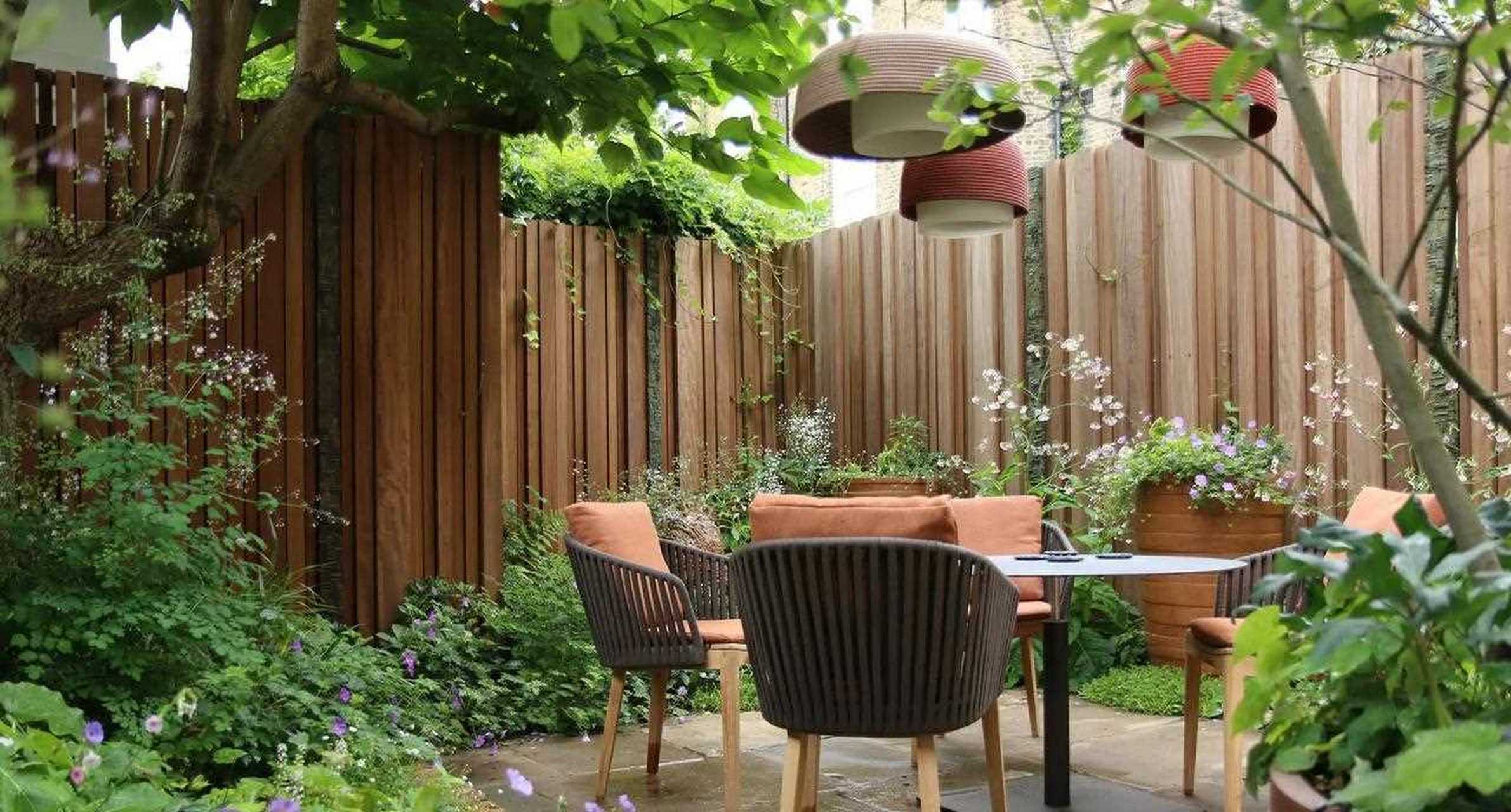 让人放松惬意的田园风庭院 它随意不拘泥 我在花园中央 心情尽染花香