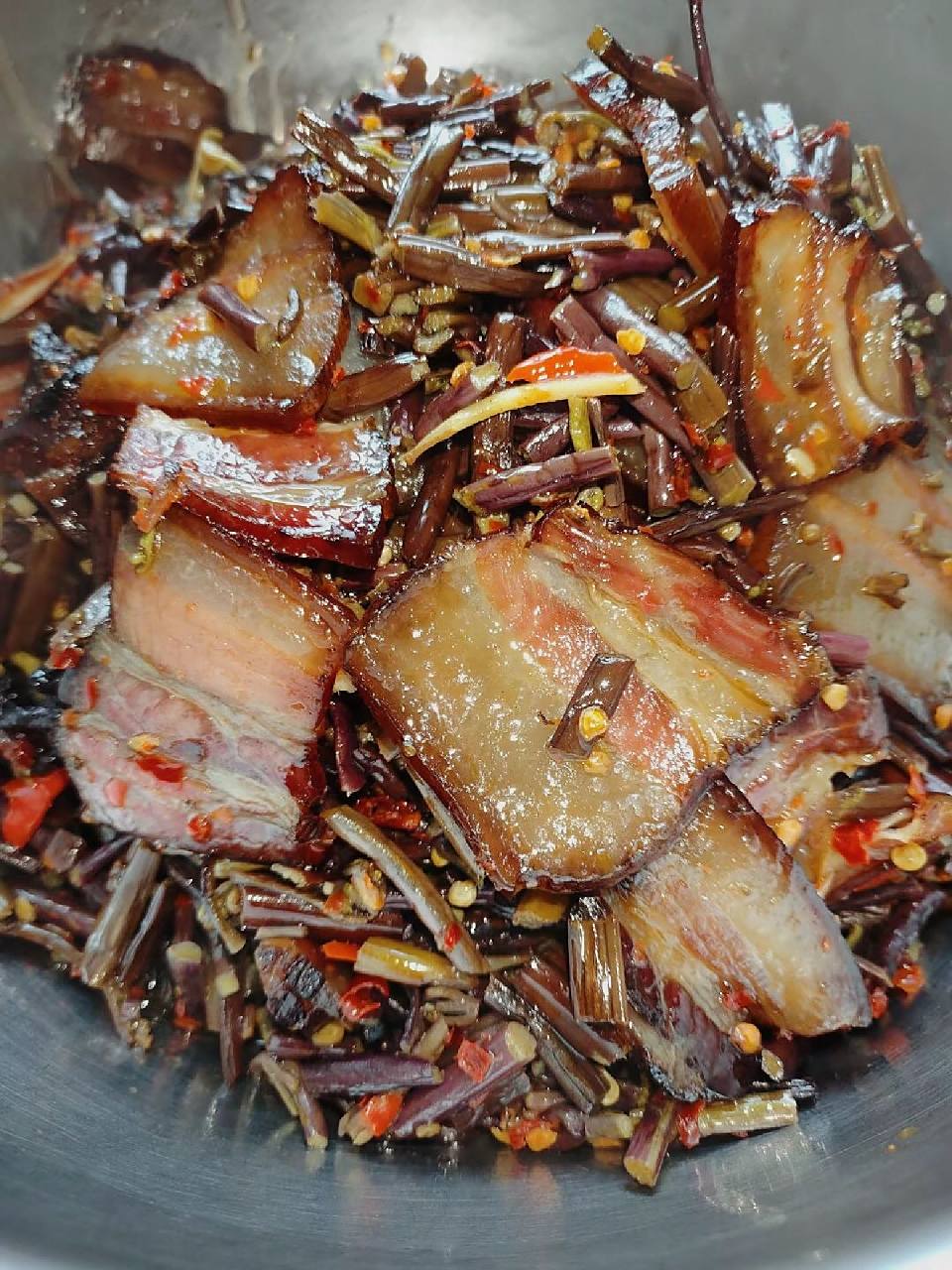 蕨菜炒腊肉是一道深受人们喜爱的家常菜,其独特的口感和鲜美的味道让