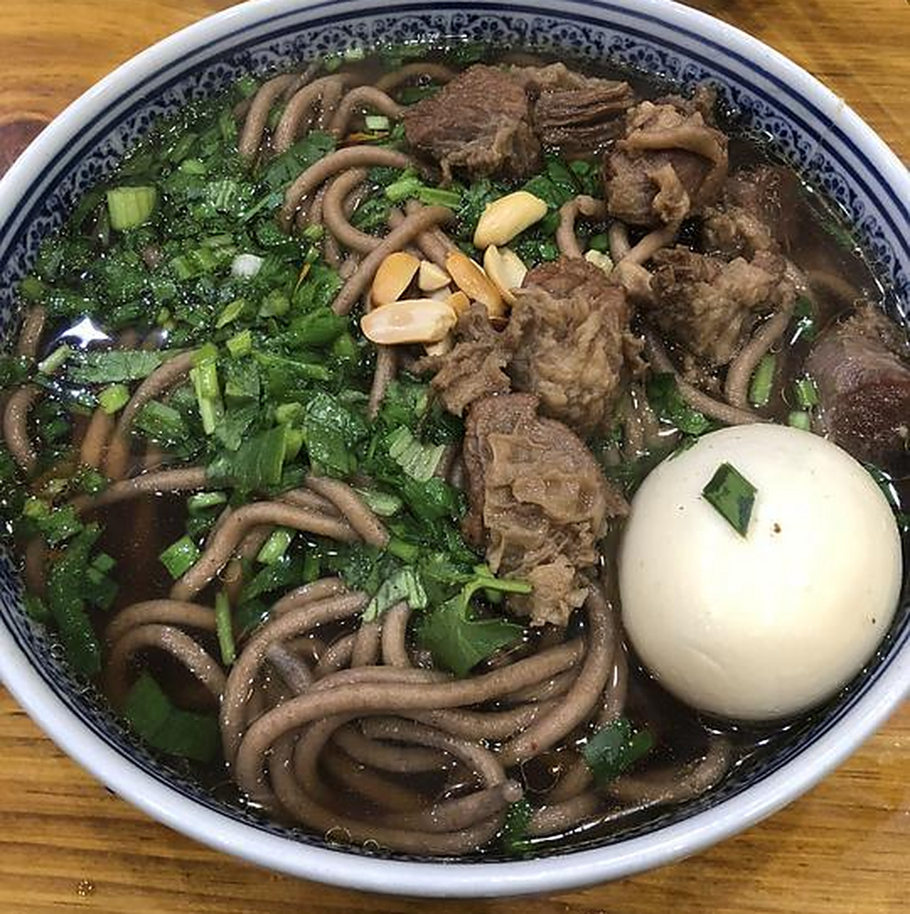 石家庄人绝对是全国最爱吃饸饹的,一碗热气腾腾的面从锅里捞出,配上专