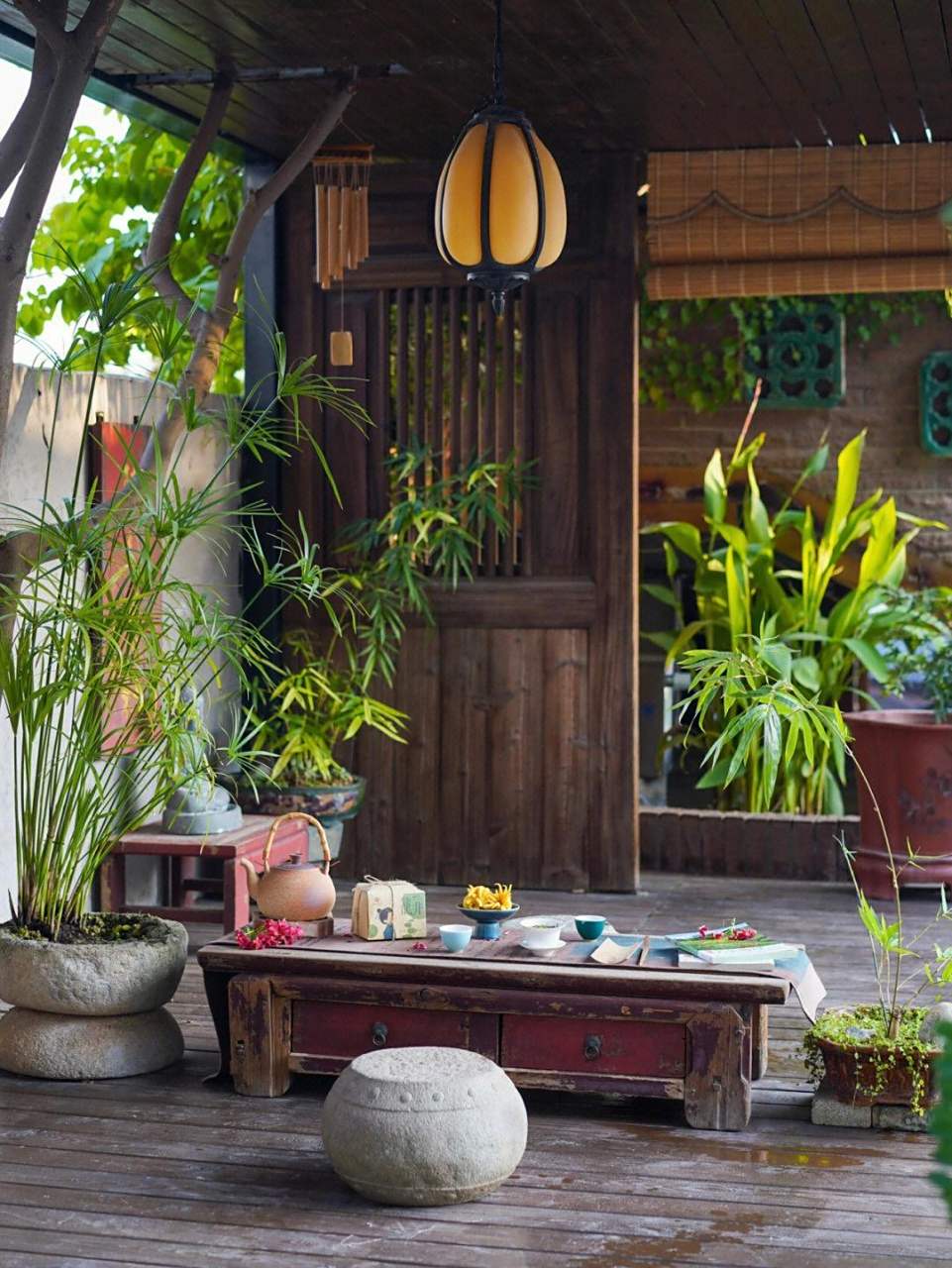 有个小院,茶烟琴韵书声 南方的秋,草木雕得慢, 空气来得润,天的颜色