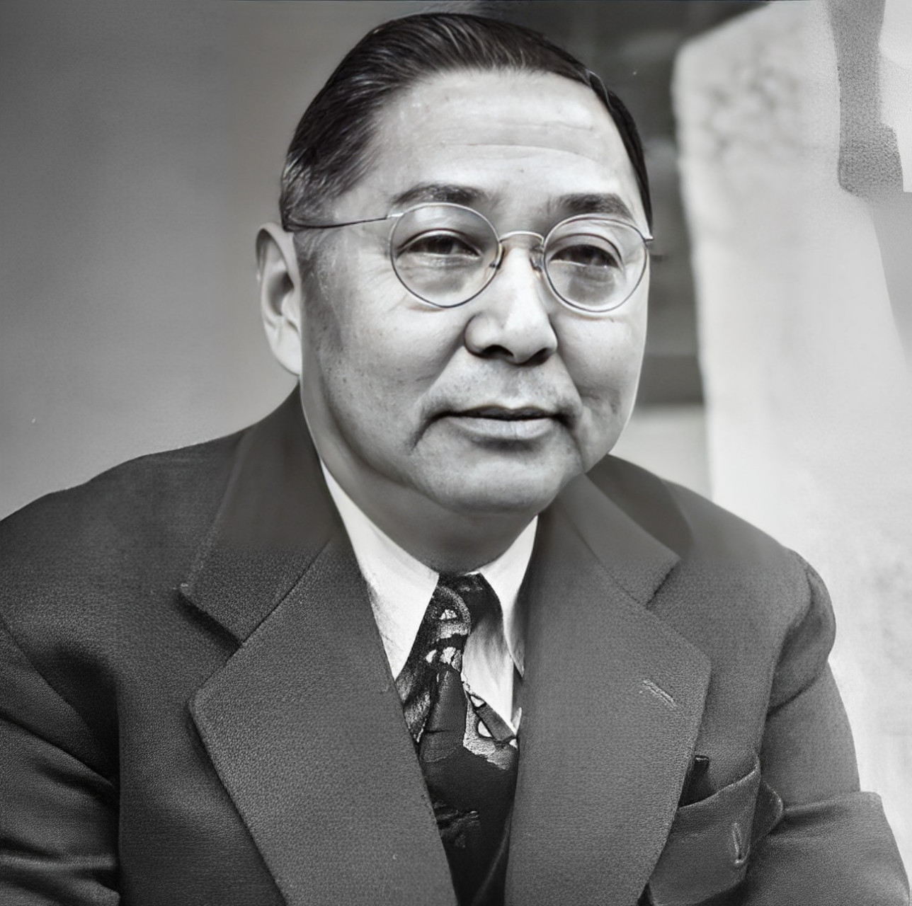 1935年孙科回到家时,蓝妮搂着他说:"张学良看中了我,给了我一张5万