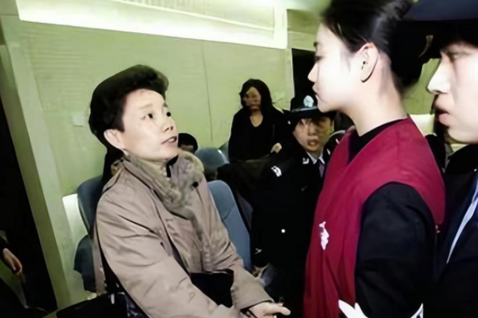 张笑家境优越,但是她消费也极高,因此为挣钱,她