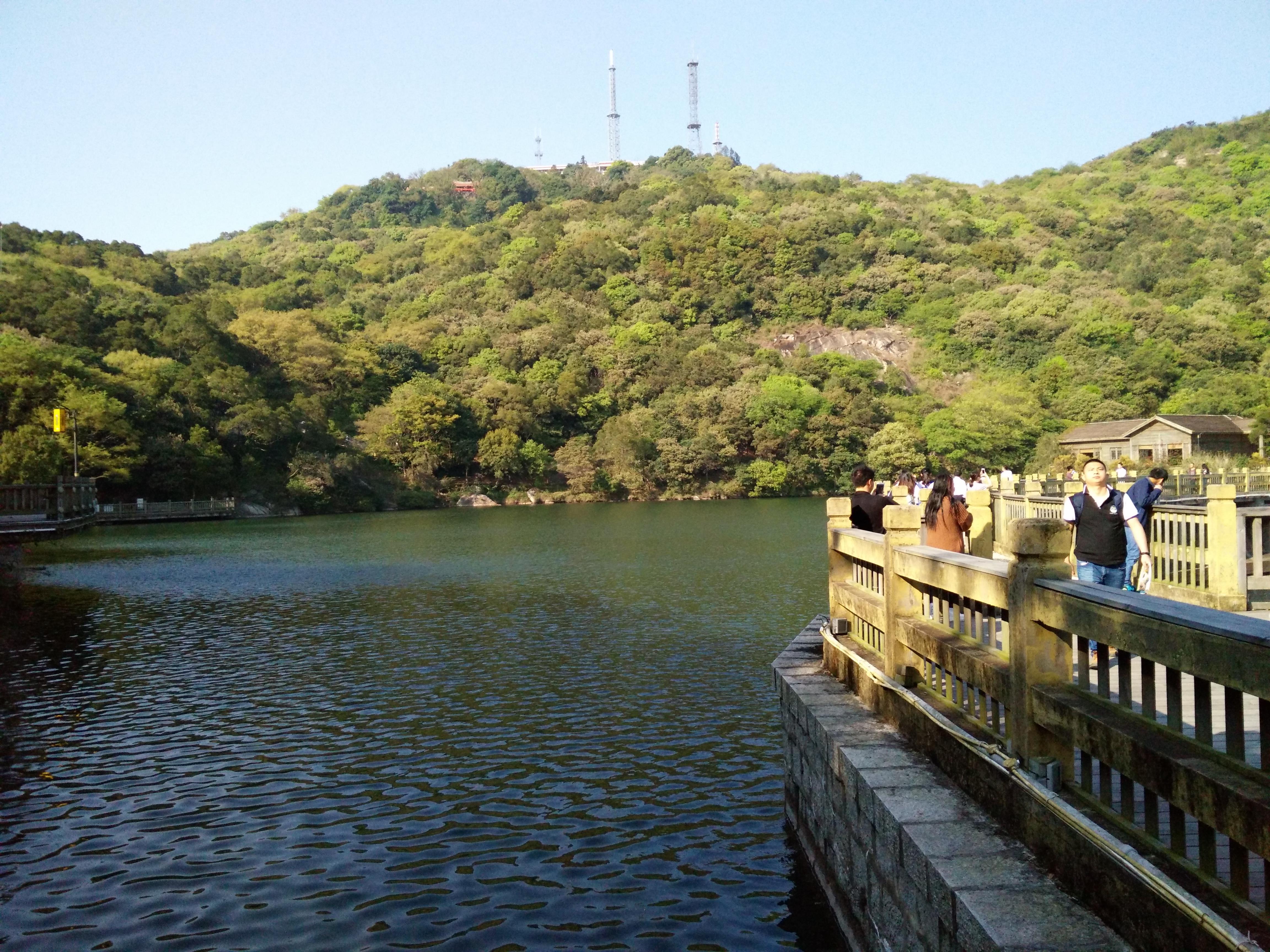 清源山:位于福建省泉州市的清源山,是道教名山之一,以山水风光和捉烫