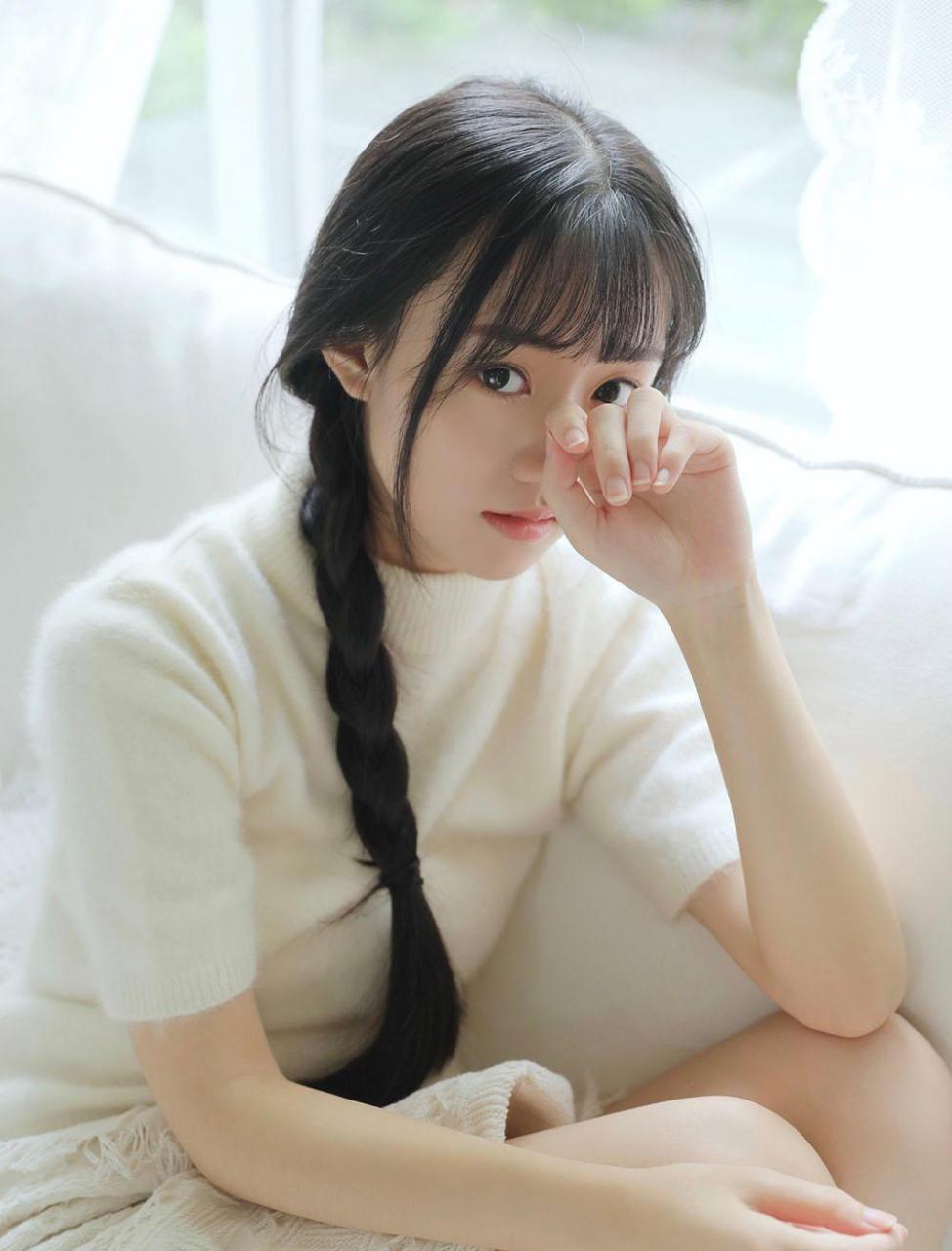 文静女孩的艺术写真照
