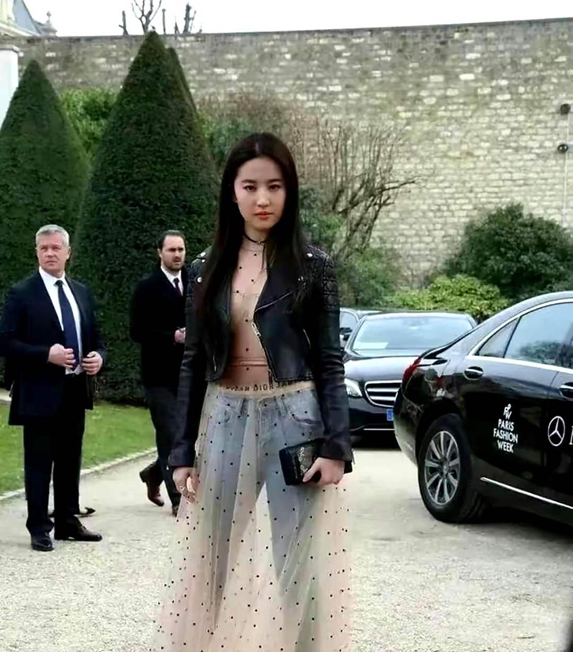 刘亦菲穿着透明蕾丝长裙放飞自我,性感十足.