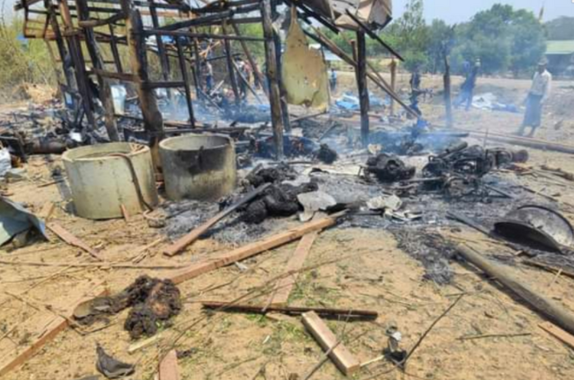 缅甸实皆一村庄再遭空袭,上百人伤亡 4月11日早上8点05分左右,缅甸