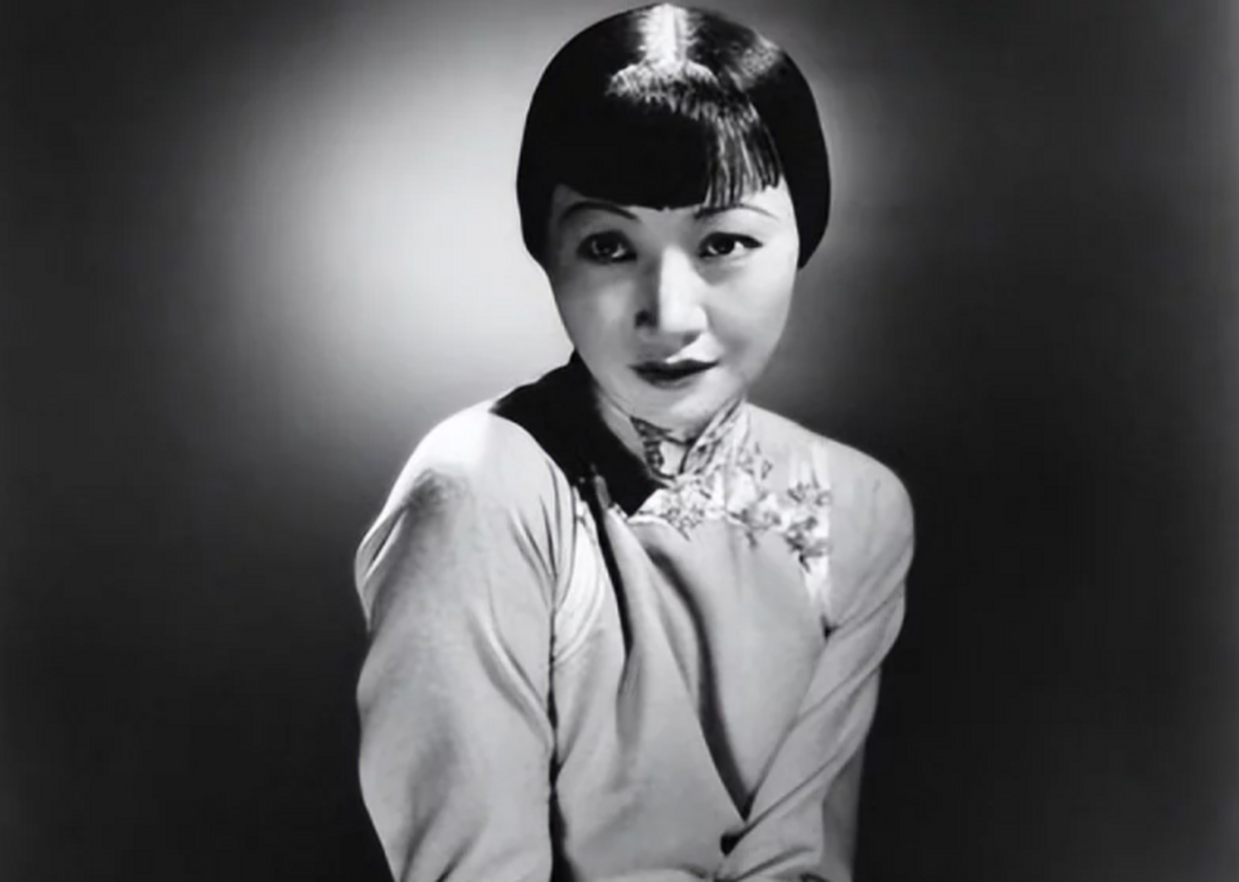 陆小曼被誉为民国"第一美人",为何现在看她的照片,却感觉姿色平平?