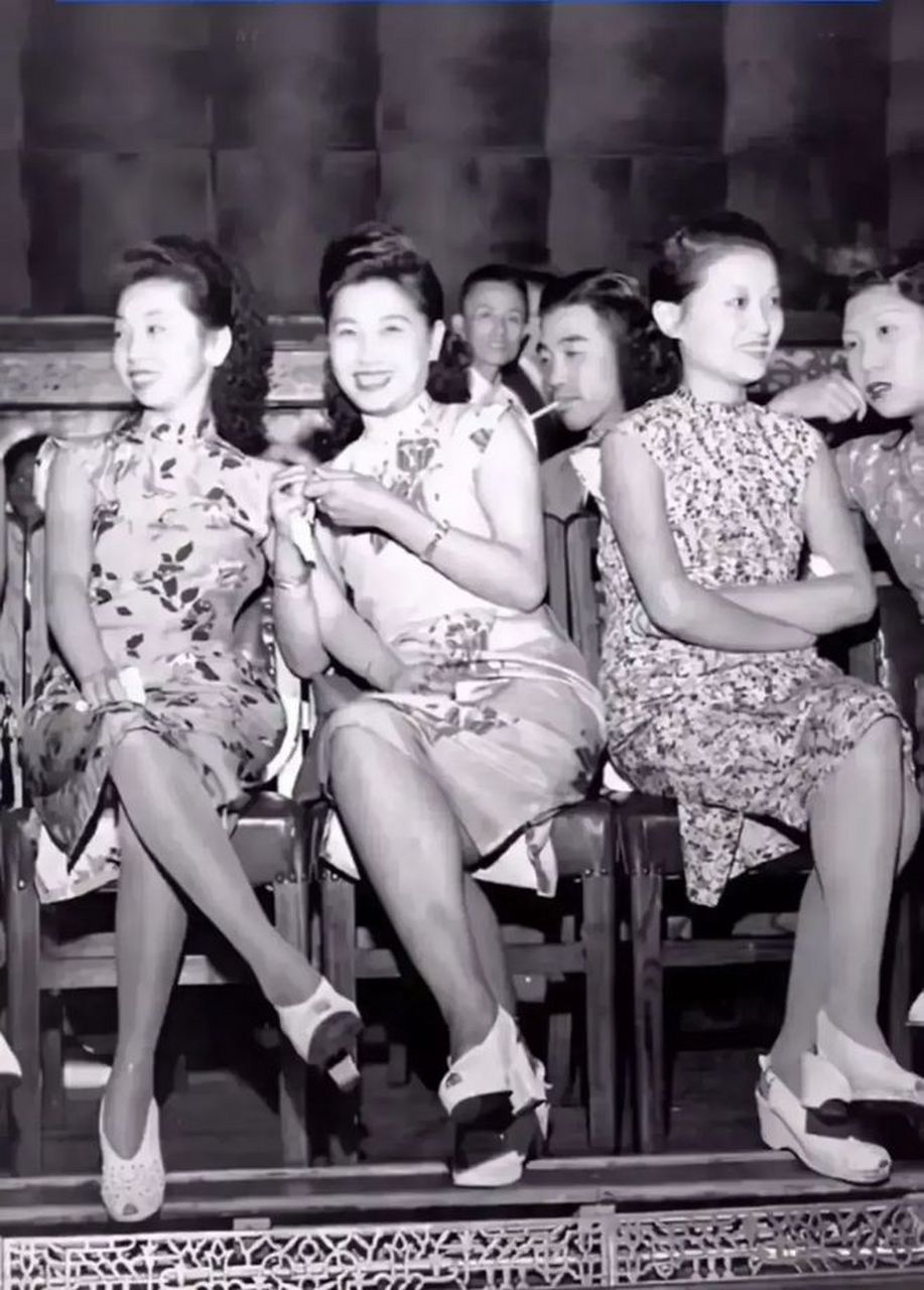 她们穿着烫发头,开叉旗袍和高跟鞋,看上去颇为时髦.