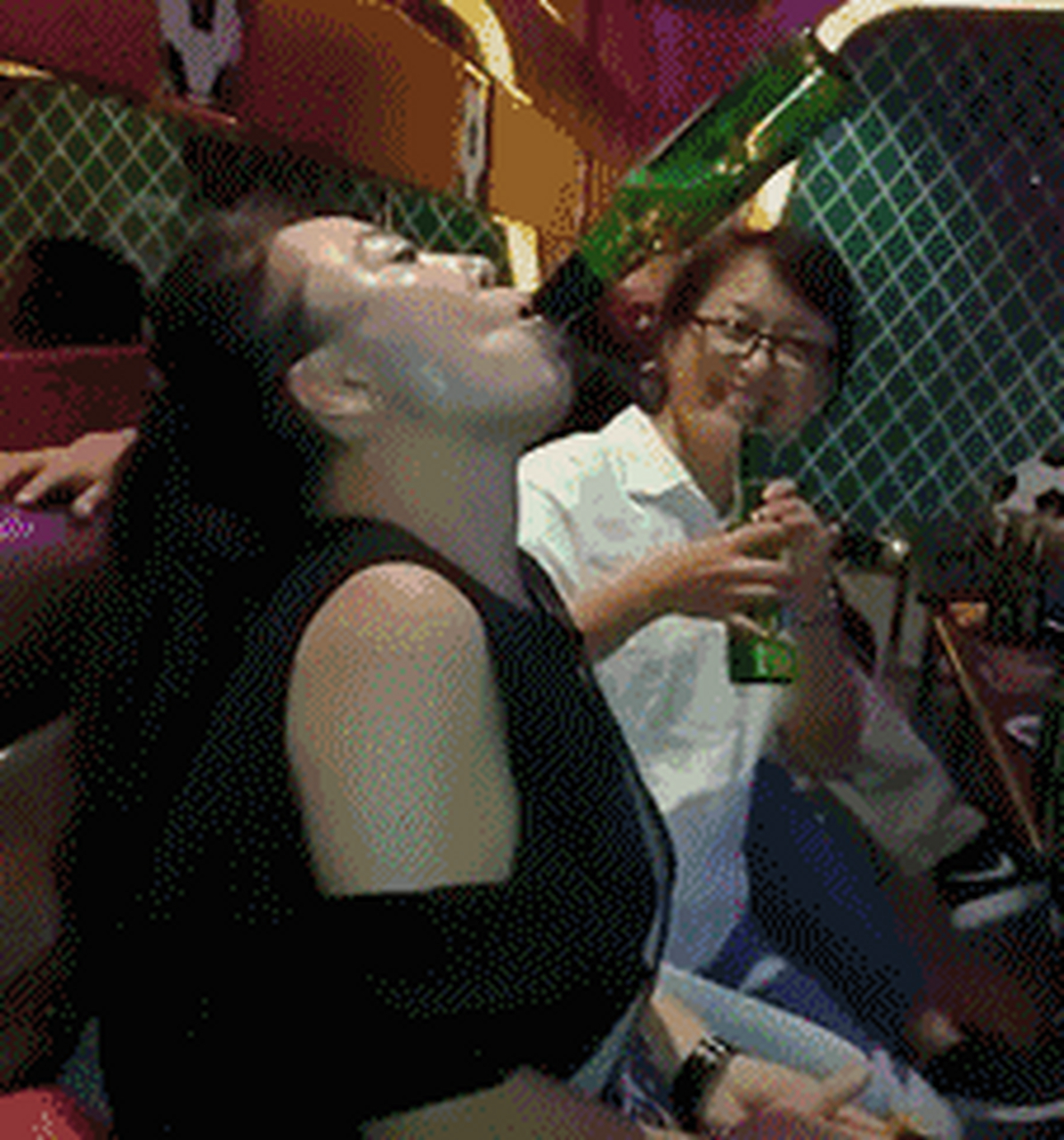 搞笑gif动图:第三张 对瓶吹都不带手扶的 厉害了