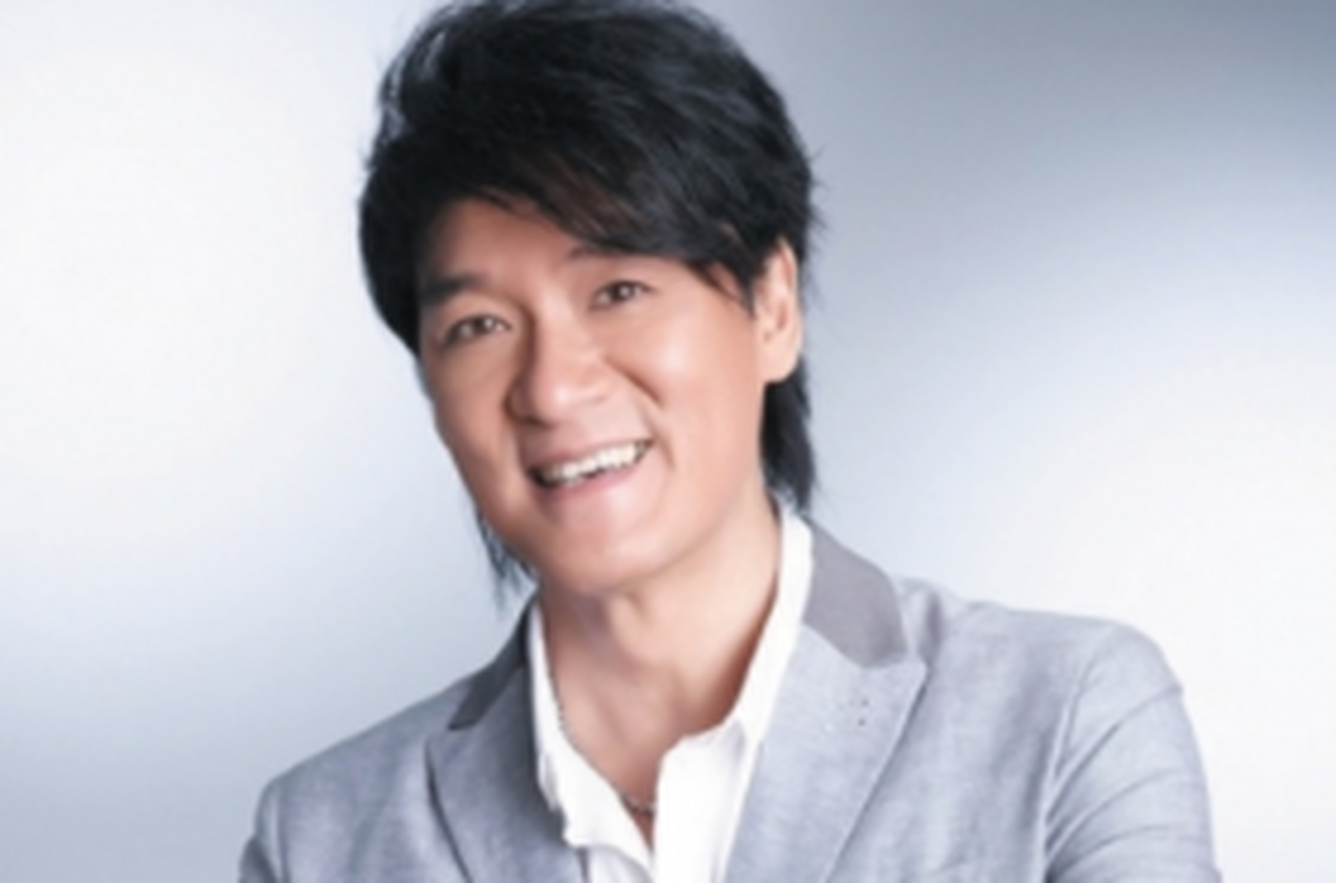 周华健与吴亦凡同台演唱后,在后台被记者问:请问和顶流合作有什么压力