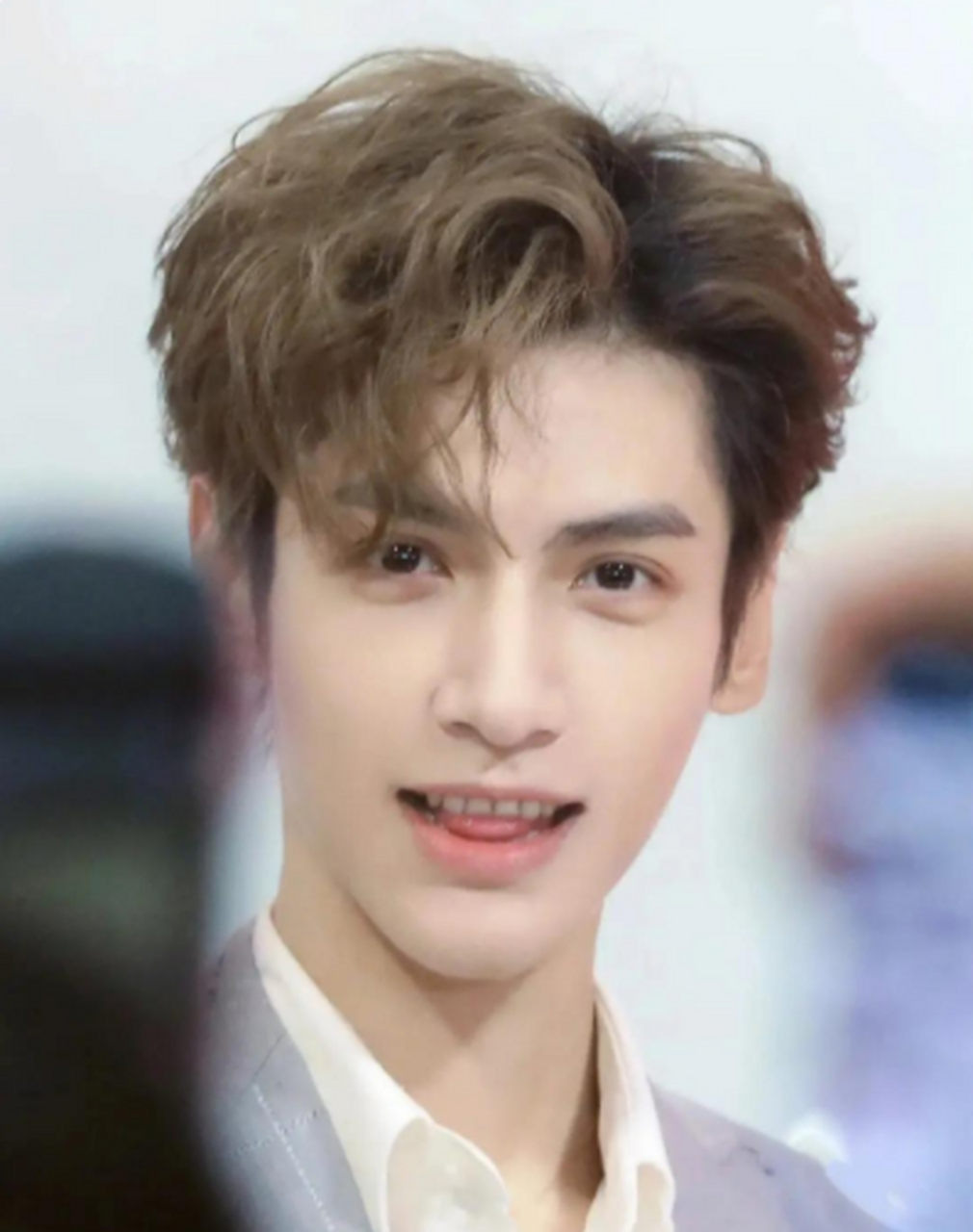 罗云熙怎么老爱咬舌头呢?