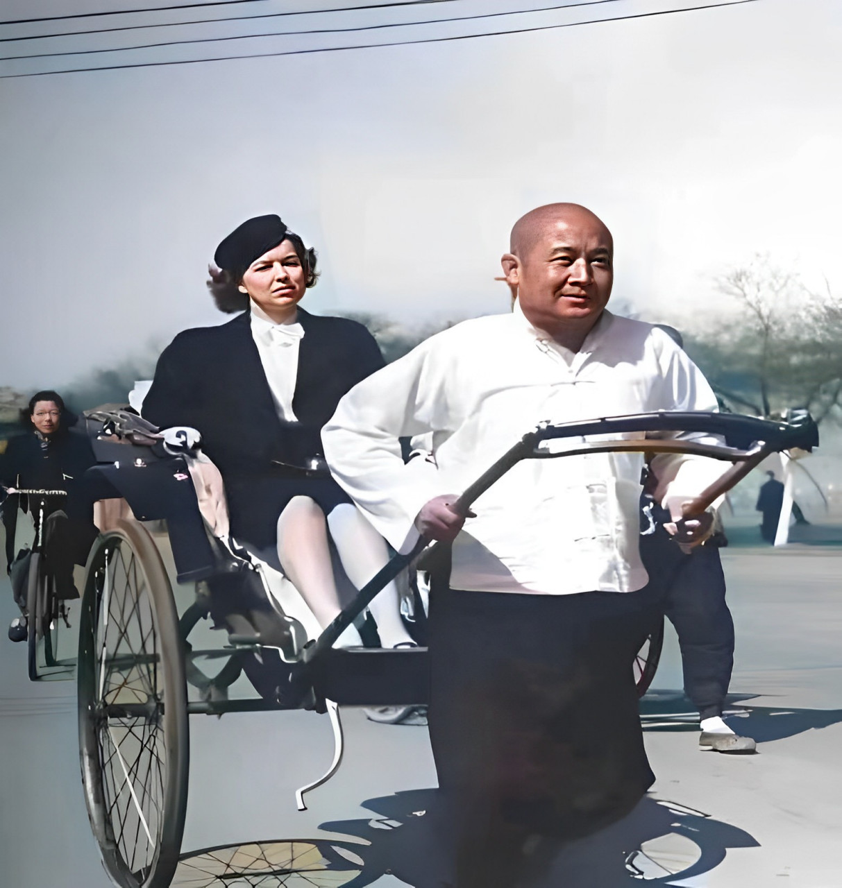 当时报纸上出现了一张拉人力车的照片,但没人认为照片中拉人力车的