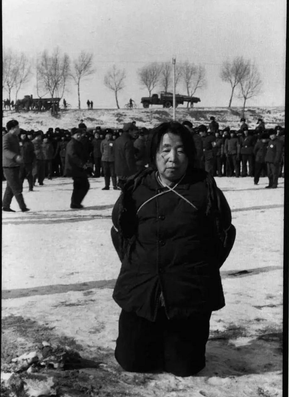 1979年,52岁的黑龙江省宾县燃料公司经党委书记,厂长王守信因贪污被抓