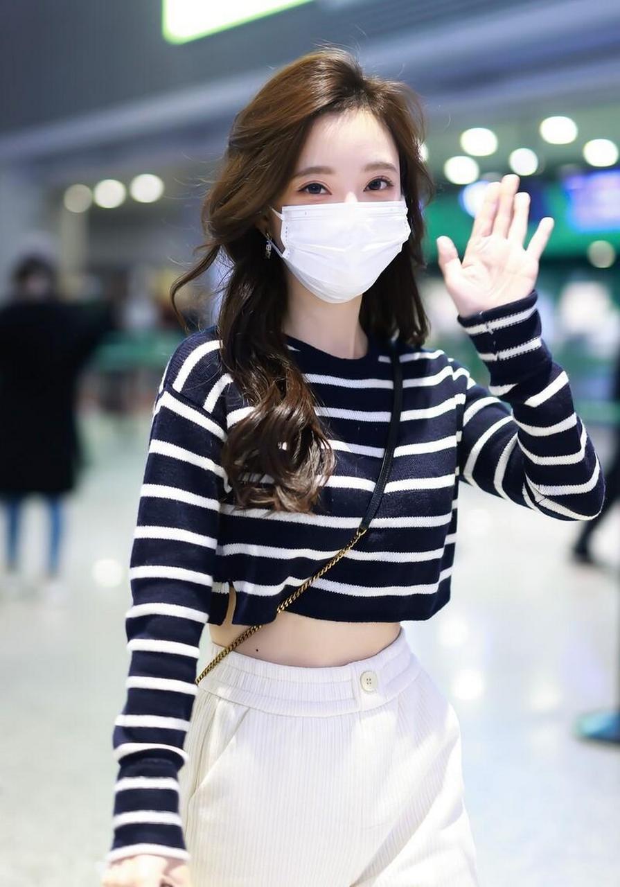 冯提莫机场街拍 海魂衫露脐短上衣 白色阔腿裤 厚底鞋简约时尚